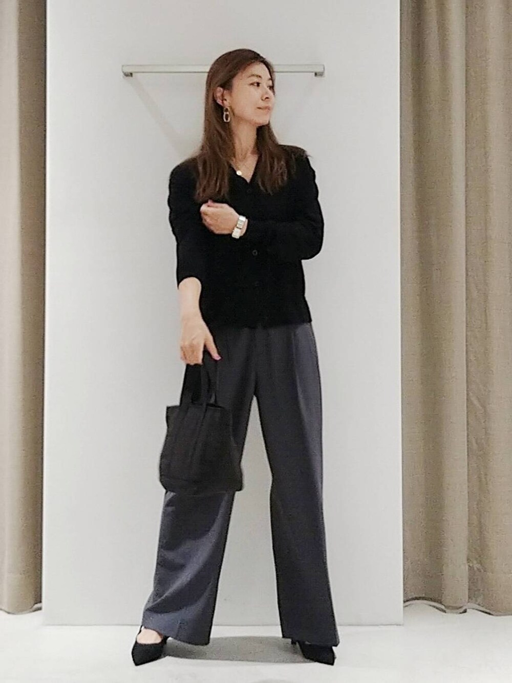 「体型カバー、着痩せ・細見え、休日コーデ、ママコーデ、ベーシック/シンプル、ウォッシャブル、ウエストゴム、カーディガン、ニット、ネックレス、パンプス、ワイドパンツ、トートバッグ、ドットエスティ秋コーデ、きれいめカジュアル」|「BARNYARDSTORMのBARNYARDSTORM / ワイドスラックス<セットアップ対応>マシンウォッシャブル(スラックス、グレー系)」を使った、yoshikuttya0213さん(レディース・164cm)の秋コーディネートの3枚目の写真