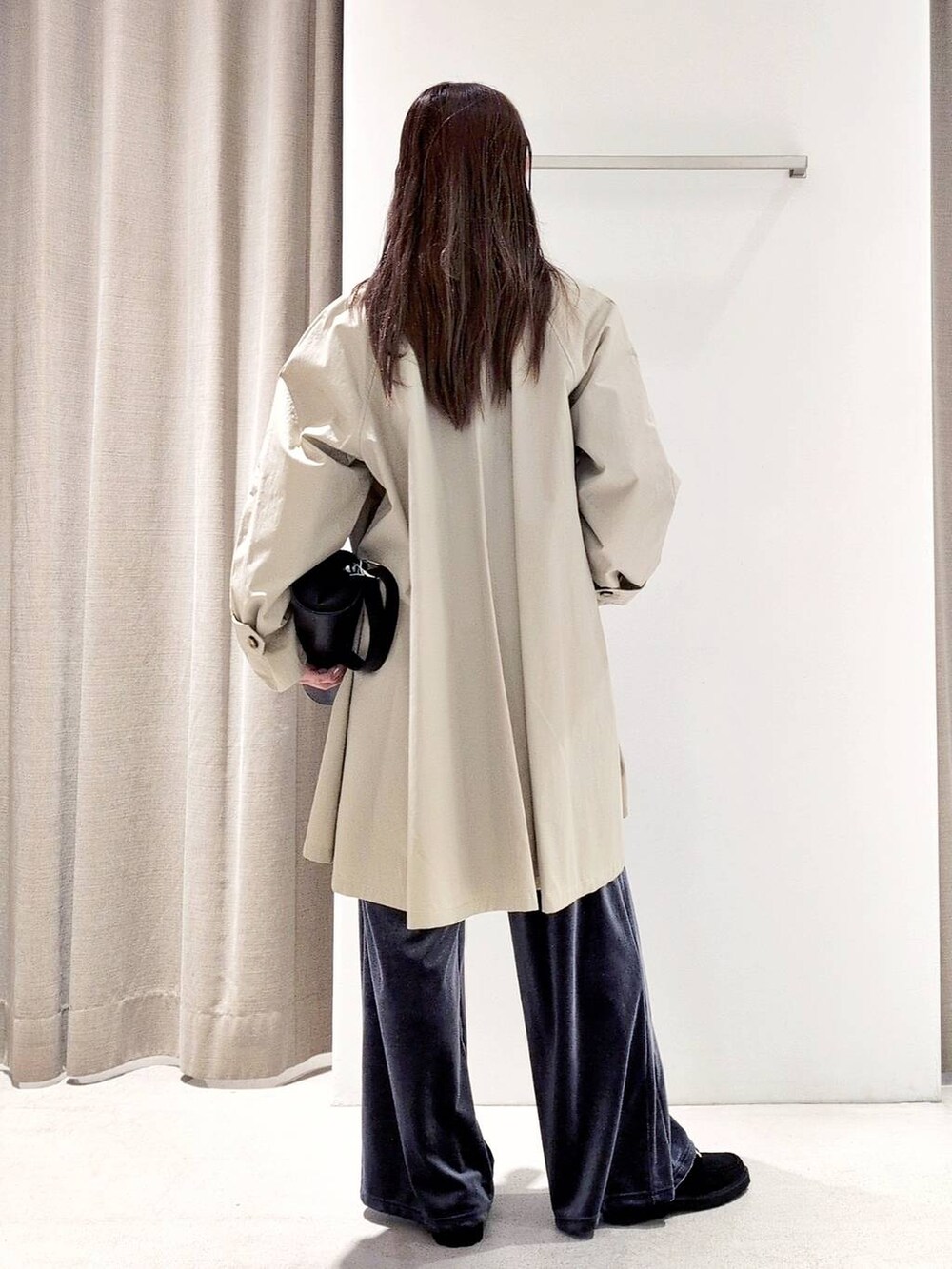 「コート、バッグ、体型カバー、着痩せ・細見え、ベーシック/シンプル、休日コーデ、ママコーデ、ウォッシャブル、BARNYARDSTORM、ウエストゴム、きれいめカジュアル、スウェット、ローファー、ネックレス、ゆったり」｜「MazellのMazell／トラックソールビットローファー【新色登場】名品ローファー ロングセラー（ローファー、ブラック系）」を使った、yoshikuttya0213さん（レディース・164cm）の冬コーディネートの4枚目の写真