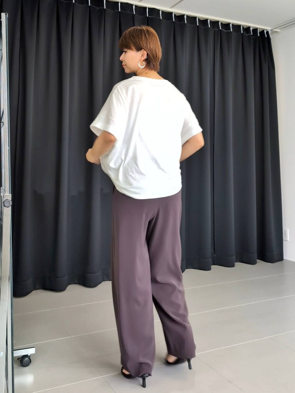 「Tシャツ、パンツ、サンダル、大人カジュアル、体型カバー、着痩せ・細見え、ベーシック/シンプル、休日コーデ、ママコーデ、ウォッシャブル、BARNYARDSTORM、ウエストゴム、ChooseYourFavT_BARNYARDSTORM、チューズユアファボT_バンヤードストーム、推しT_BARNYARDSTORM」｜「BARNYARDSTORMのBARNYARDSTORM /  【00・2サイズ登場】ダブルクロスワイドパンツ【WEB限定カラー】 【『BABALOG』チャンネルご紹介アイテム】（スラックス、ブラウン系）」を使った、yoshikuttya0213さん（レディース・164cm）の夏コーディネートの6枚目の写真
