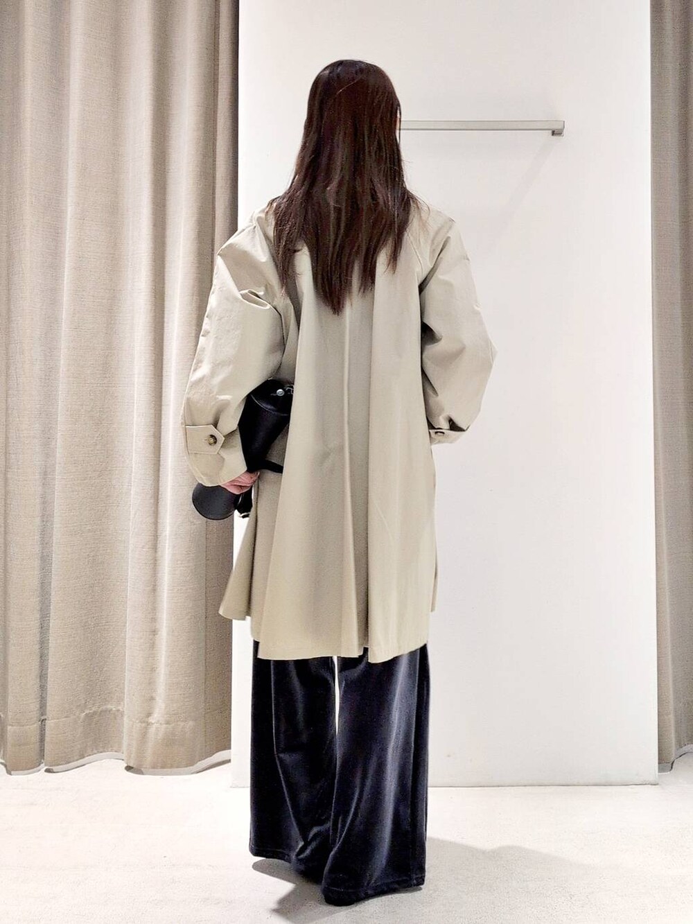 「コート、バッグ、体型カバー、着痩せ・細見え、ベーシック/シンプル、休日コーデ、ママコーデ、ウォッシャブル、BARNYARDSTORM、ウエストゴム、きれいめカジュアル、スウェット、ローファー、ネックレス、ゆったり」｜「MazellのMazell／トラックソールビットローファー【新色登場】名品ローファー ロングセラー（ローファー、ブラック系）」を使った、yoshikuttya0213さん（レディース・164cm）の冬コーディネートの5枚目の写真