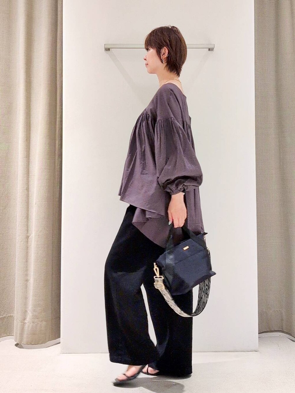 「大人カジュアル、体型カバー、着痩せ・細見え、ベーシック/シンプル、休日コーデ、ママコーデ、ウォッシャブル、BARNYARDSTORM、ウエストゴム、きれいめカジュアル、ブラウス、ネックレス、デニムパンツ、サンダル、バッグ」|「BARNYARDSTORMのBARNYARDSTORM / JQテープアニマルショルダー【WEB限定】(トートバッグ、ブラック系)」を使った、yoshikuttya0213さん(レディース・164cm)の夏コーディネートの5枚目の写真