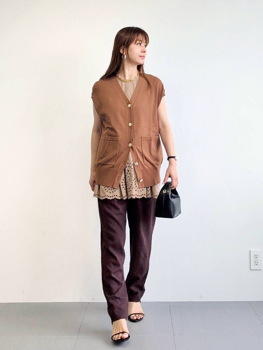 ブラック系のサンダル、ブラウン系のその他パンツ、イエロー系のニット/セーターを着用したレディースの夏コーディネートの3枚目の写真