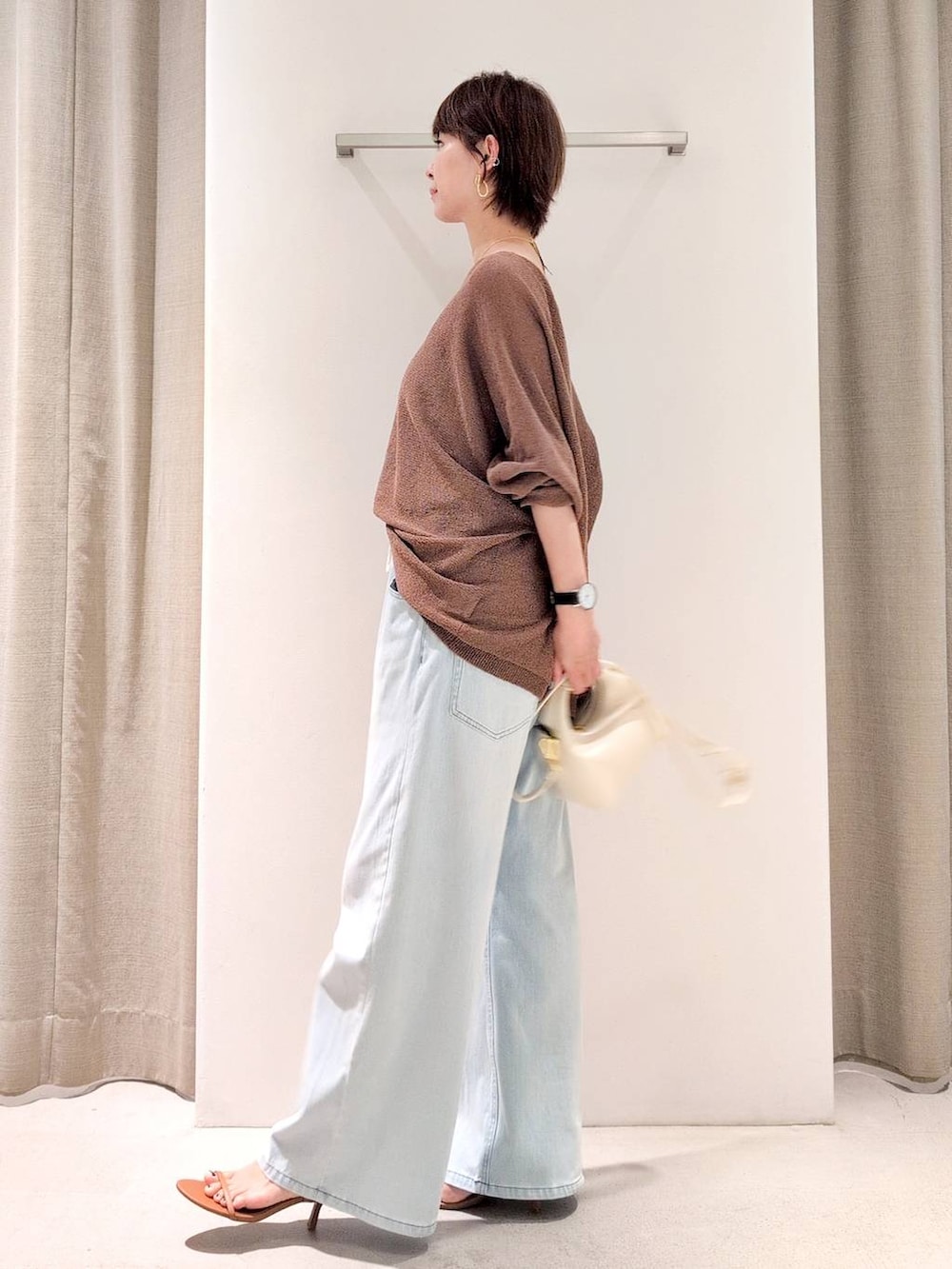 「体型カバー、着痩せ・細見え、ベーシック/シンプル、休日コーデ、ママコーデ、ウォッシャブル、BARNYARDSTORM、ウエストゴム、きれいめカジュアル、デニムパンツ、サンダル、ネックレス、バッグ、夏コーデ、大人カジュアル」|「BARNYARDSTORMのBARNYARDSTORM / ライトペーパーニット 【WEB限定カラー】ハンドウォッシャブル(ニット/セーター、ブラウン系)」を使った、yoshikuttya0213さん(レディース・164cm)の夏コーディネートの5枚目の写真