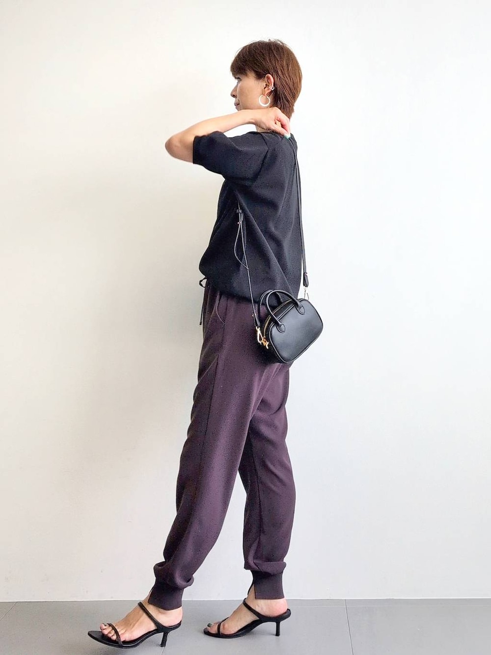 「体型カバー、着痩せ・細見え、ベーシック/シンプル、休日コーデ、ネックレス、サンダル、バッグ、シワ軽減、軽量、おでかけ、BARNYARDSTORM、ウエストゴム、きれいめカジュアル、ママコーデ、ウォッシャブル」｜「BARNYARDSTORMのBARNYARDSTORM / Wストラップミュール2（サンダル、ブラック系）」を使った、yoshikuttya0213さん（レディース・164cm）の夏コーディネートの6枚目の写真