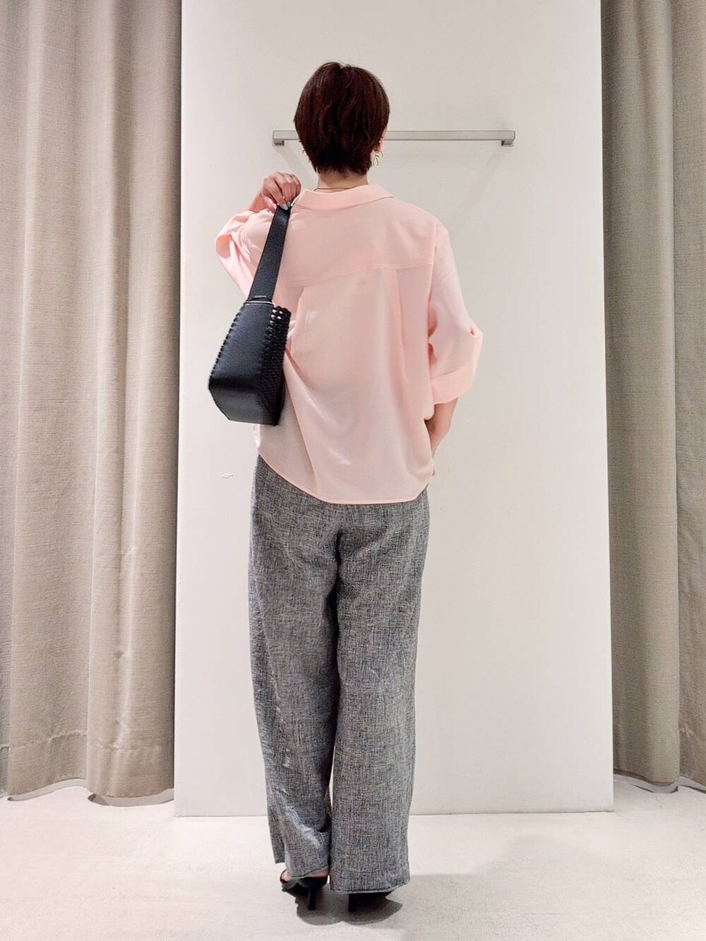 「ネックレス、体型カバー、着痩せ・細見え、ベーシック/シンプル、休日コーデ、ママコーデ、ウォッシャブル、BARNYARDSTORM、ウエストゴム、きれいめカジュアル、ブラウス、キャミソール、パンツ、サンダル、バッグ」|「BARNYARDSTORMのBARNYARDSTORM / COMFITリネンイージーパンツ<セットアップ対応>【WEB限定サイズ】 【『BABALOG』チャンネルご紹介アイテム】(その他パンツ、グレー系)」を使った、yoshikuttya0213さん(レディース・164cm)の夏コーディネートの6枚目の写真