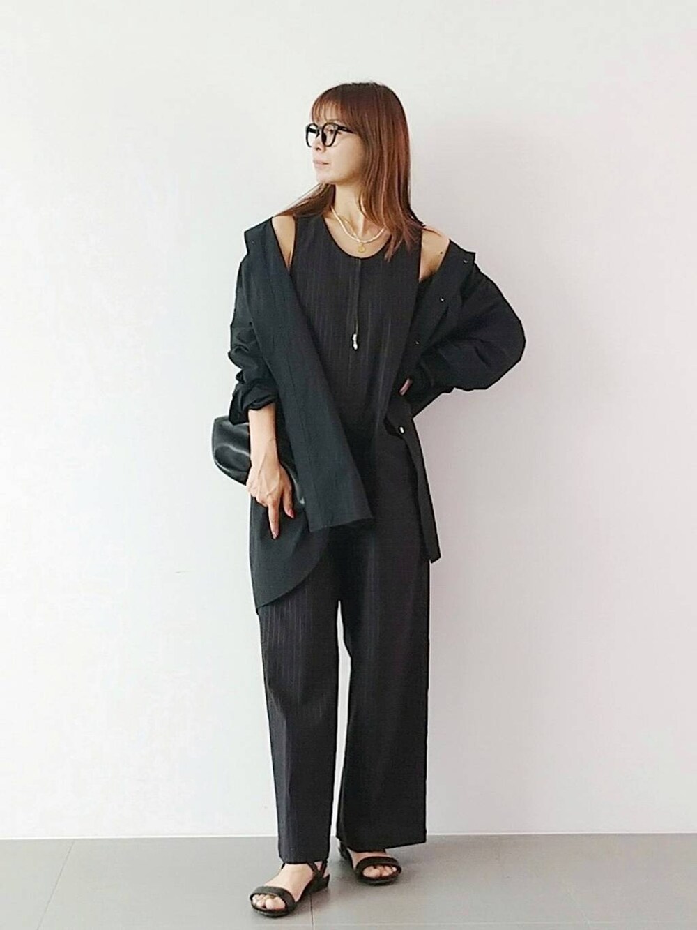 「サンダル、シャツ、バッグ、夏コーデ、モノトーン、ゆったり、体型カバー、着痩せ・細見え、休日コーデ、ママコーデ、ベーシック/シンプル、カジュアル、BARNYARDSTORM、メガネ、ネックレス」|「PLAKTONのBARNYARDSTORM / PLAKTON(プラクトン) / バックストラップサンダル(サンダル、ブラック系)」を使った、yoshikuttya0213さん(レディース・164cm)の夏コーディネートの2枚目の写真