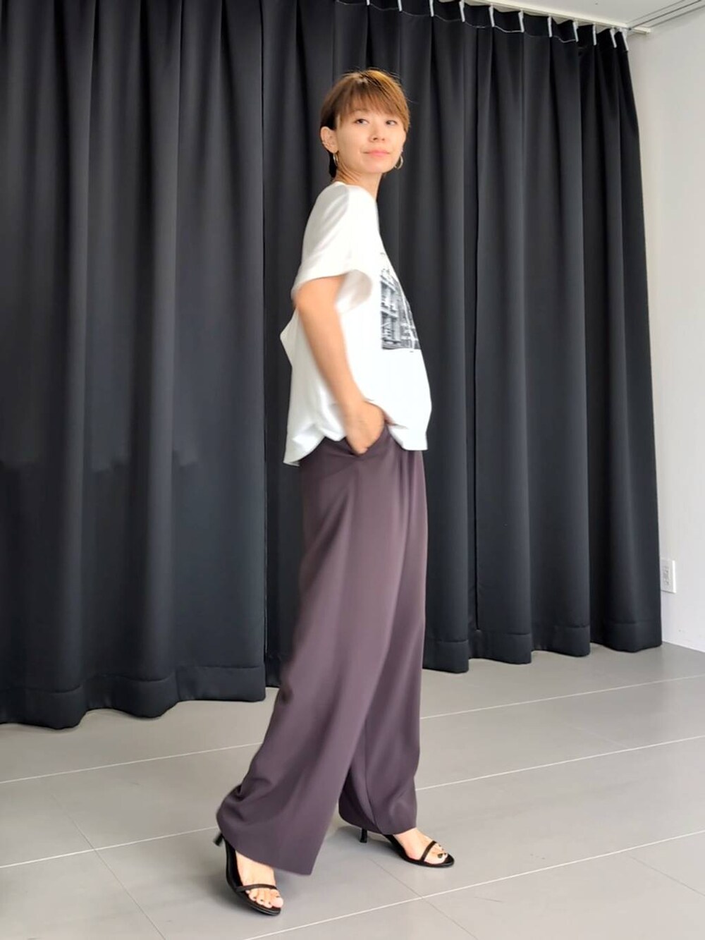 「Tシャツ、パンツ、サンダル、大人カジュアル、体型カバー、着痩せ・細見え、ベーシック/シンプル、休日コーデ、ママコーデ、ウォッシャブル、BARNYARDSTORM、ウエストゴム、ChooseYourFavT_BARNYARDSTORM、チューズユアファボT_バンヤードストーム、推しT_BARNYARDSTORM」｜「BARNYARDSTORMのBARNYARDSTORM /  【00・2サイズ登場】ダブルクロスワイドパンツ【WEB限定カラー】 【『BABALOG』チャンネルご紹介アイテム】（スラックス、ブラウン系）」を使った、yoshikuttya0213さん（レディース・164cm）の夏コーディネートの4枚目の写真