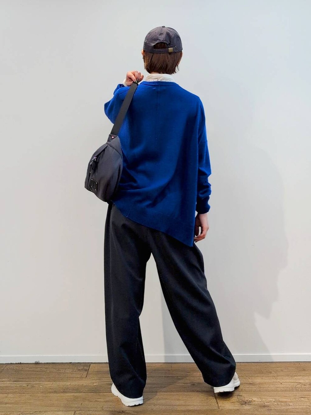 グレー系のボディバッグ/ウエストポーチ、ホワイト系のTシャツ/カットソー、グレー系のスラックスを着用したレディースの秋コーディネートの9枚目の写真