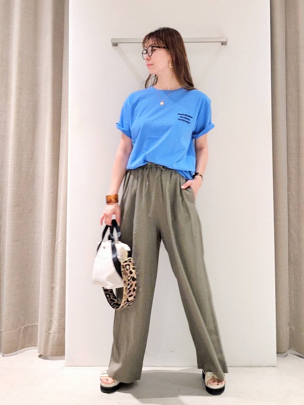 「体型カバー、着痩せ・細見え、ベーシック/シンプル、休日コーデ、ママコーデ、ウォッシャブル、ウエストゴム、カジュアル、and STセール、and ST SALE、Tシャツ、サンダル、めがね、バッグ、パンツ」|「BARNYARDSTORMのBARNYARDSTORM / UVカットラウンドグラス(メガネ、ブラック系)」を使った、yoshikuttya0213さん(レディース・164cm)の夏コーディネートの2枚目の写真