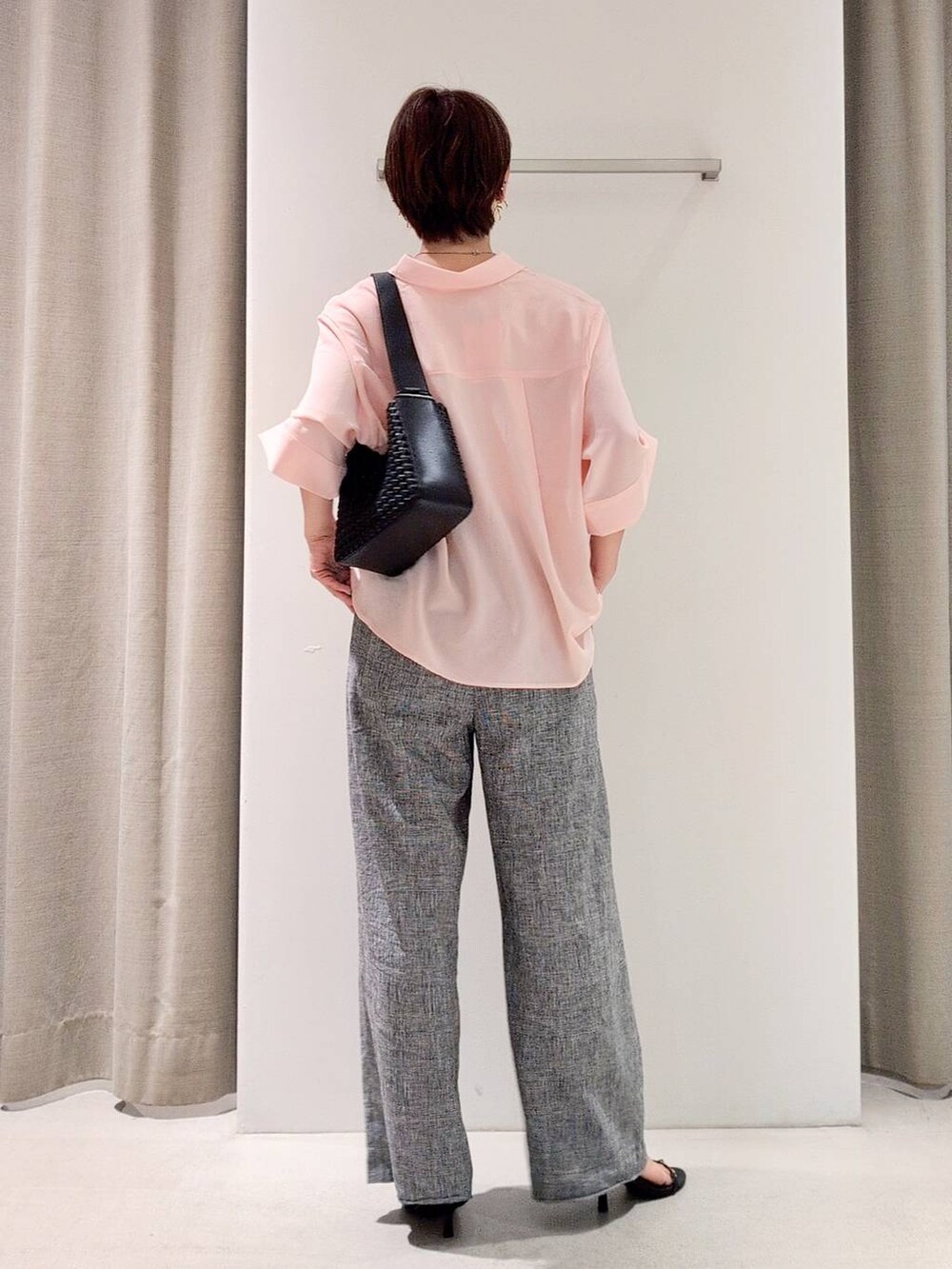 「ネックレス、体型カバー、着痩せ・細見え、ベーシック/シンプル、休日コーデ、ママコーデ、ウォッシャブル、BARNYARDSTORM、ウエストゴム、きれいめカジュアル、ブラウス、キャミソール、パンツ、サンダル、バッグ」|「BARNYARDSTORMのBARNYARDSTORM / COMFITリネンイージーパンツ<セットアップ対応>【WEB限定サイズ】 【『BABALOG』チャンネルご紹介アイテム】(その他パンツ、グレー系)」を使った、yoshikuttya0213さん(レディース・164cm)の夏コーディネートの5枚目の写真