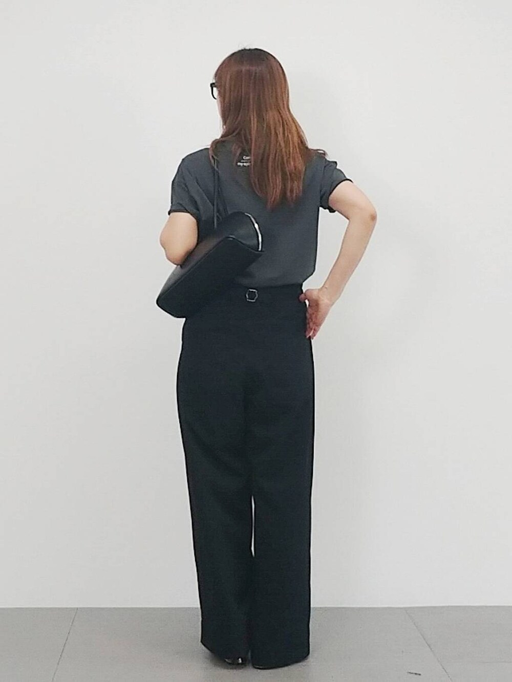 「カジュアル、ウォッシャブル、体型カバー、着痩せ・細見え、休日コーデ、ママコーデ、メガネ、サロペット、Tシャツ、ネックレス、パンプス、夏コーデ、ベーシック/シンプル、BARNYARDSTORM、シワ軽減」|「BARNYARDSTORMのBARNYARDSTORM / フォトプリントT【新色追加】(Tシャツ/カットソー、グレー系)」を使った、yoshikuttya0213さん(レディース・164cm)の夏コーディネートの4枚目の写真