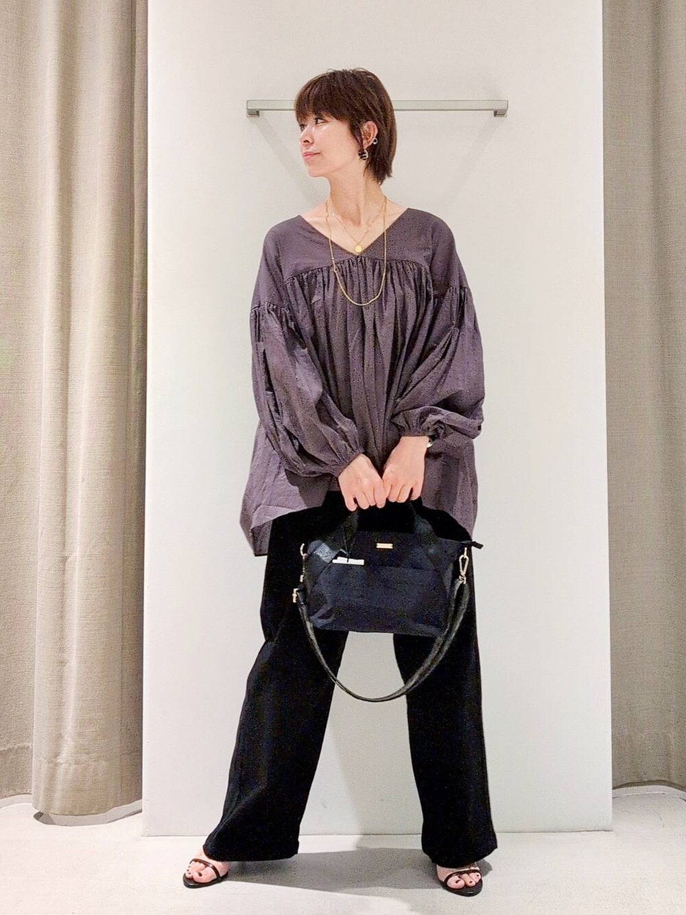 「大人カジュアル、体型カバー、着痩せ・細見え、ベーシック/シンプル、休日コーデ、ママコーデ、ウォッシャブル、BARNYARDSTORM、ウエストゴム、きれいめカジュアル、ブラウス、ネックレス、デニムパンツ、サンダル、バッグ」|「BARNYARDSTORMのBARNYARDSTORM / JQテープアニマルショルダー【WEB限定】(トートバッグ、ブラック系)」を使った、yoshikuttya0213さん(レディース・164cm)の夏コーディネートの3枚目の写真