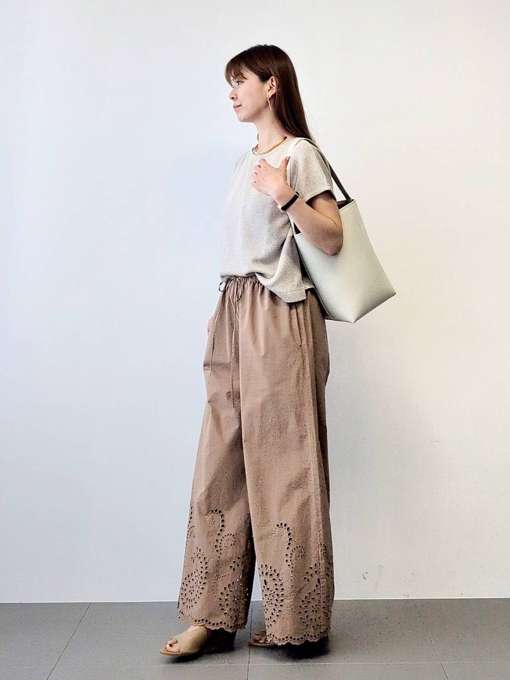 「おでかけ、パンツ、体型カバー、着痩せ・細見え、ベーシック/シンプル、休日コーデ、ママコーデ、ウォッシャブル、BARNYARDSTORM、ウエストゴム、きれいめカジュアル、トートバッグ、サンダル、夏コーデ、ネックレス」|「BARNYARDSTORMのBARNYARDSTORM / 【スタイリスト若狭恵美さんご紹介アイテム】チョーカー(チョーカー、その他)」を使った、yoshikuttya0213さん(レディース・164cm)の夏コーディネートの4枚目の写真