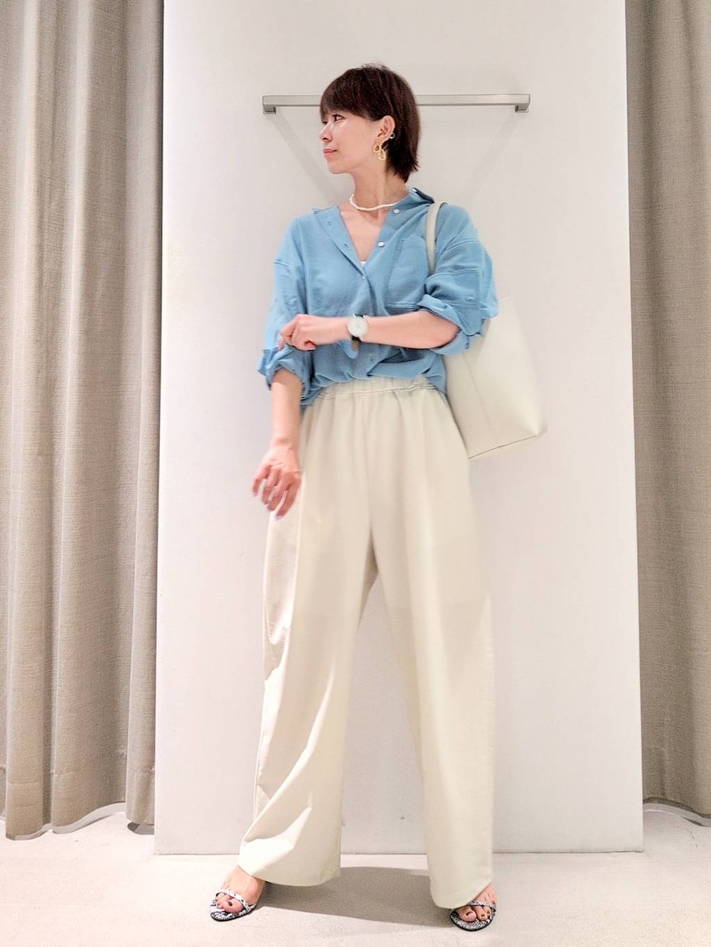 「バッグ、ゆったり、体型カバー、着痩せ・細見え、ベーシック/シンプル、休日コーデ、ママコーデ、ウォッシャブル、ウエストゴム、きれいめカジュアル、ブラウス、ネックレス、サンダル、パンツ、撥水」|「BARNYARDSTORMのBARNYARDSTORM / 【Oggi.jp掲載】エディター三尋木奈保さんセレクト / 3WAYロングパールネックレス(ネックレス、その他)」を使った、yoshikuttya0213さん(レディース・164cm)の夏コーディネートの2枚目の写真