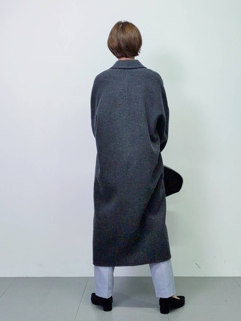 ブラック系のトートバッグ、グレー系のチェスターコート、ブラック系のパンプスを着用したレディースの秋コーディネートの8枚目の写真