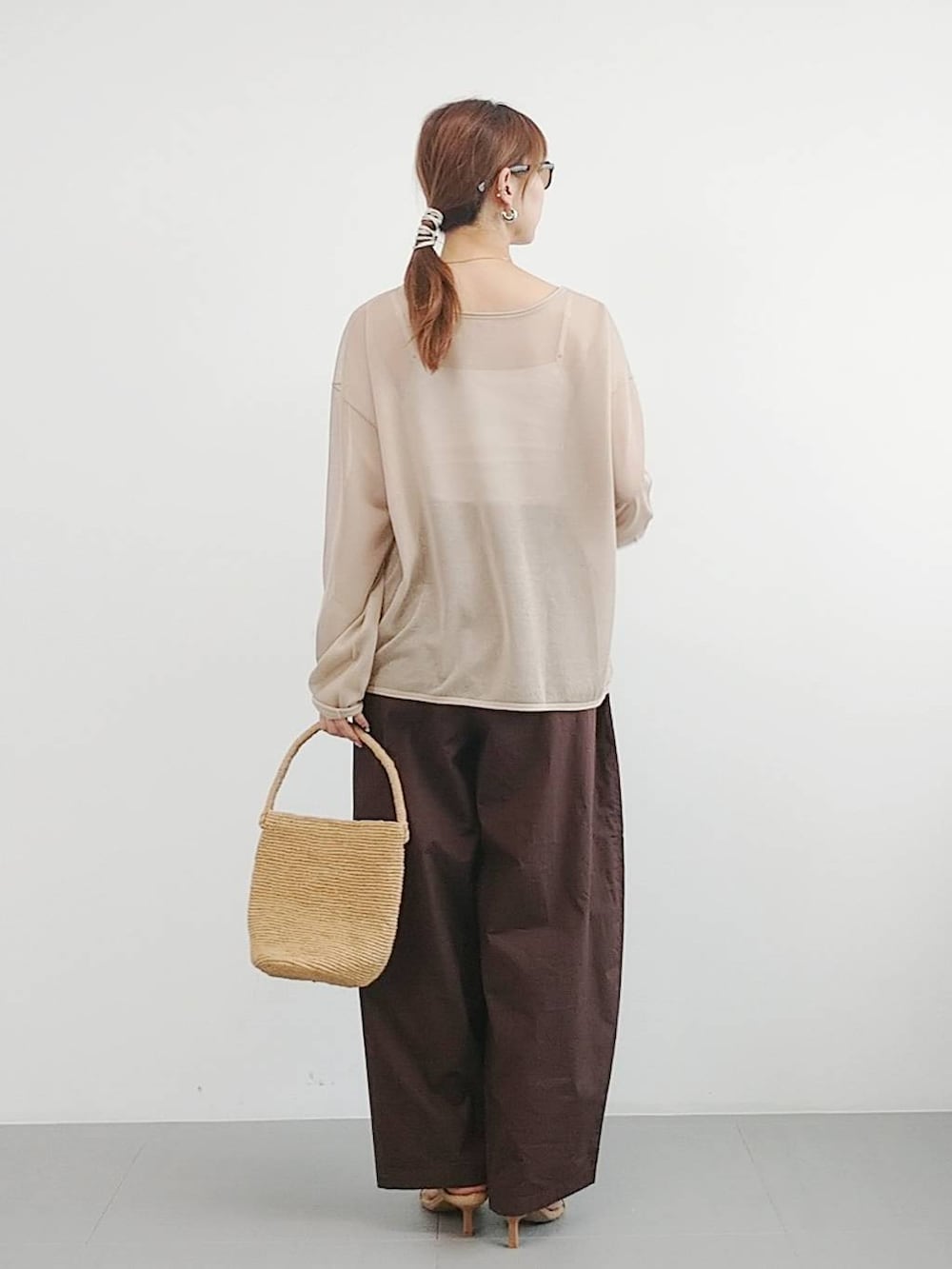 「体型カバー、着痩せ・細見え、休日コーデ、ママコーデ、ベーシック/シンプル、カジュアル、ウォッシャブル、ネックレス、ウエストゴム、サンダル、ゆったり、バッグ、シアートップス、ニット、サングラス」|「BARNYARDSTORMのBARNYARDSTORM / Wストラップミュール(スリッポン、ベージュ系)」を使った、yoshikuttya0213さん(レディース・164cm)の夏コーディネートの5枚目の写真