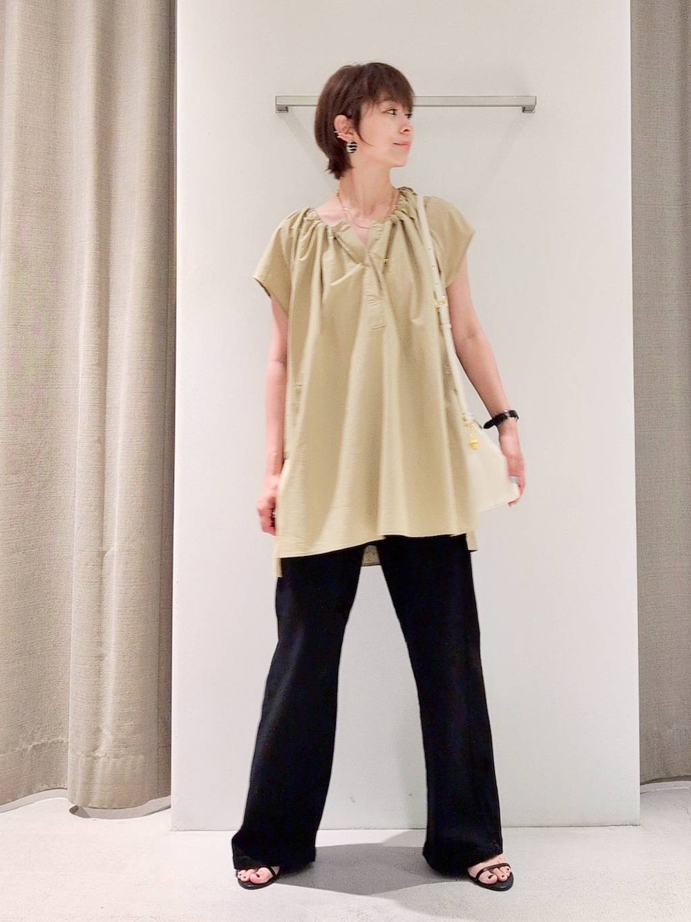 「シワ軽減、体型カバー、着痩せ・細見え、ベーシック/シンプル、休日コーデ、ママコーデ、ウォッシャブル、ウエストゴム、きれいめカジュアル、ブラウス、デニムパンツ、サンダル、ネックレス、バッグ、BARNYARDSTORM」｜「BARNYARDSTORMのBARNYARDSTORM / Wストラップミュール2（サンダル、ブラック系）」を使った、yoshikuttya0213さん（レディース・164cm）の夏コーディネートの4枚目の写真