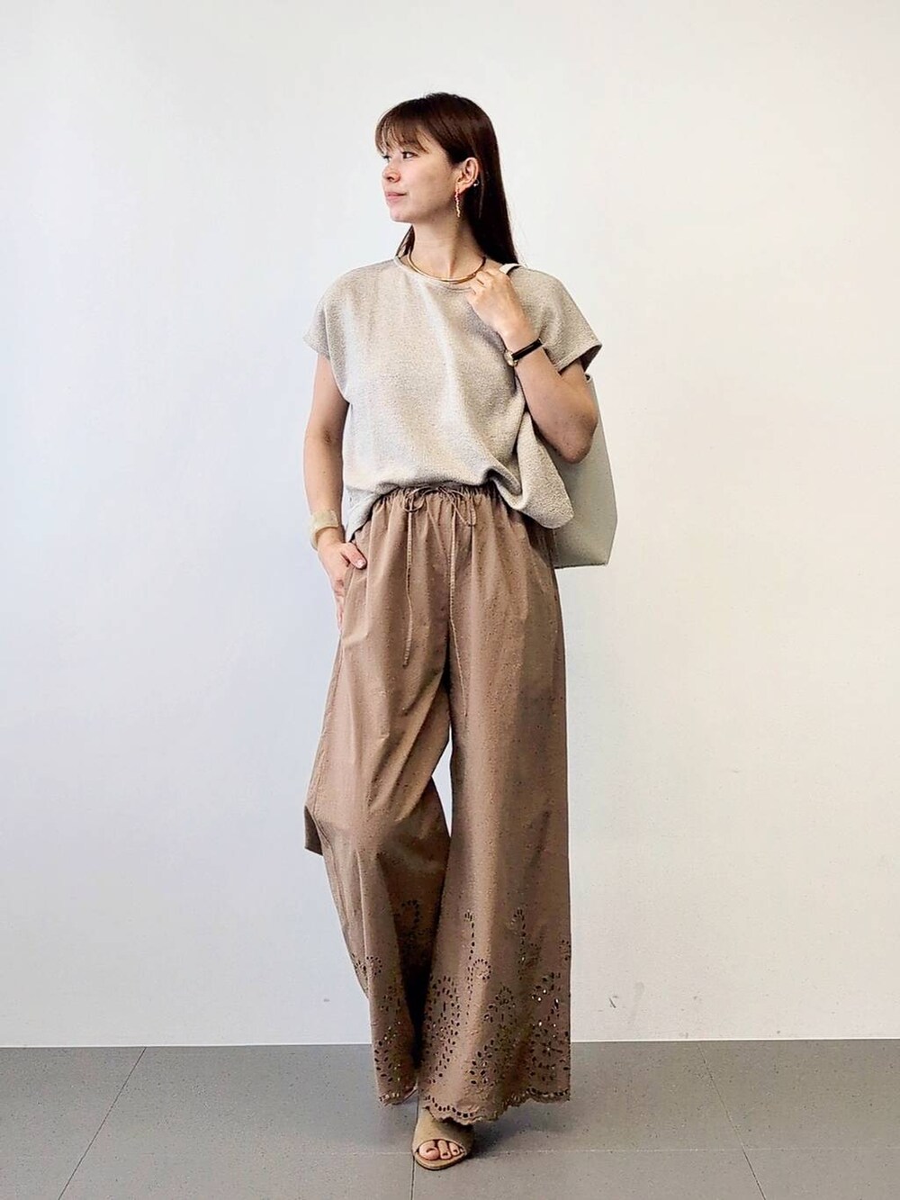 「おでかけ、パンツ、体型カバー、着痩せ・細見え、ベーシック/シンプル、休日コーデ、ママコーデ、ウォッシャブル、BARNYARDSTORM、ウエストゴム、きれいめカジュアル、トートバッグ、サンダル、夏コーデ、ネックレス」|「BARNYARDSTORMのBARNYARDSTORM / 【スタイリスト若狭恵美さんご紹介アイテム】チョーカー(チョーカー、その他)」を使った、yoshikuttya0213さん(レディース・164cm)の夏コーディネートの3枚目の写真