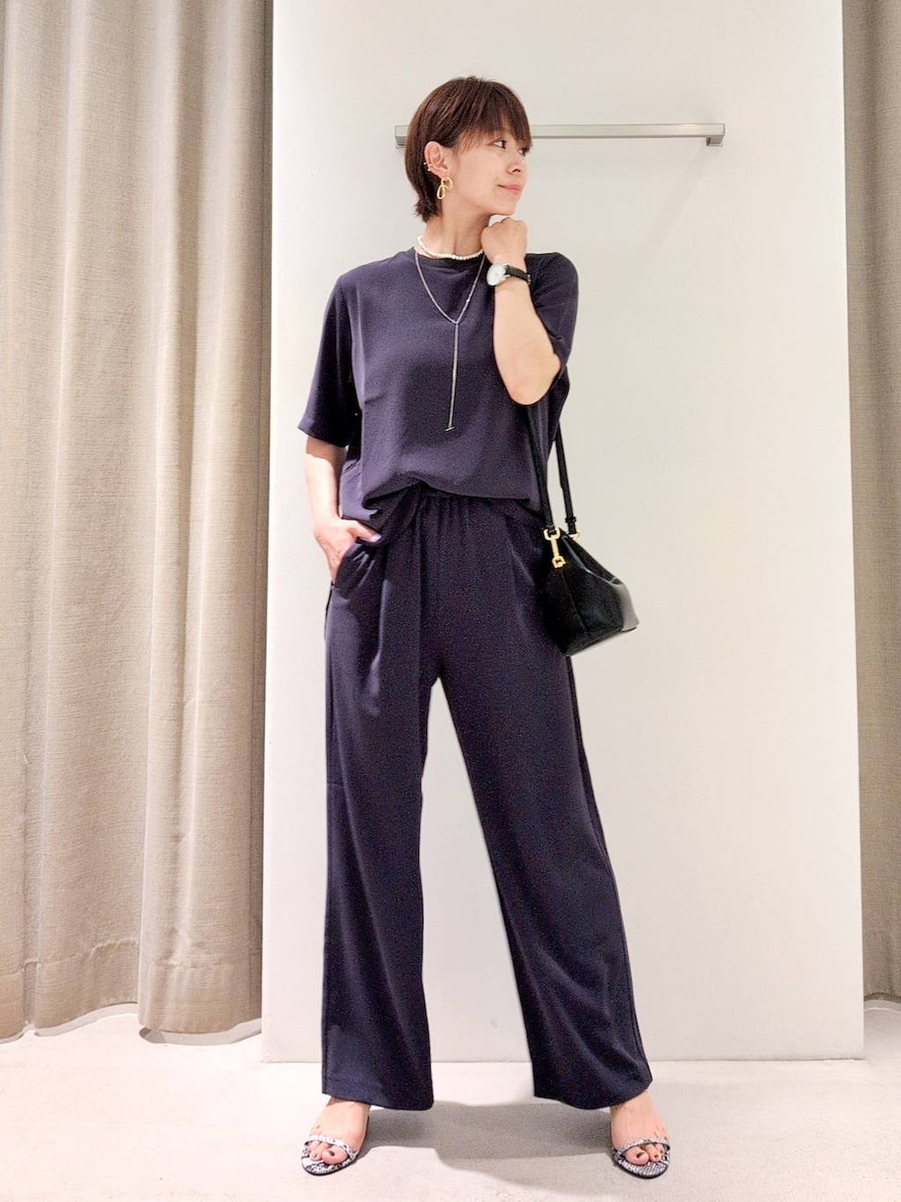「体型カバー、着痩せ・細見え、ベーシック/シンプル、休日コーデ、ママコーデ、ウォッシャブル、ウエストゴム、きれいめカジュアル、ネックレス、サンダル、バッグ、シワ軽減、パンツ、セットアップ、おでかけ」｜「BARNYARDSTORMのBARNYARDSTORM / ダブルクロスハーフスリーブプルオーバー【WEB限定カラー】【『BABALOG』チャンネルご紹介アイテム】（Tシャツ/カットソー、グレー系）」を使った、yoshikuttya0213さん（レディース・164cm）の夏コーディネートの2枚目の写真