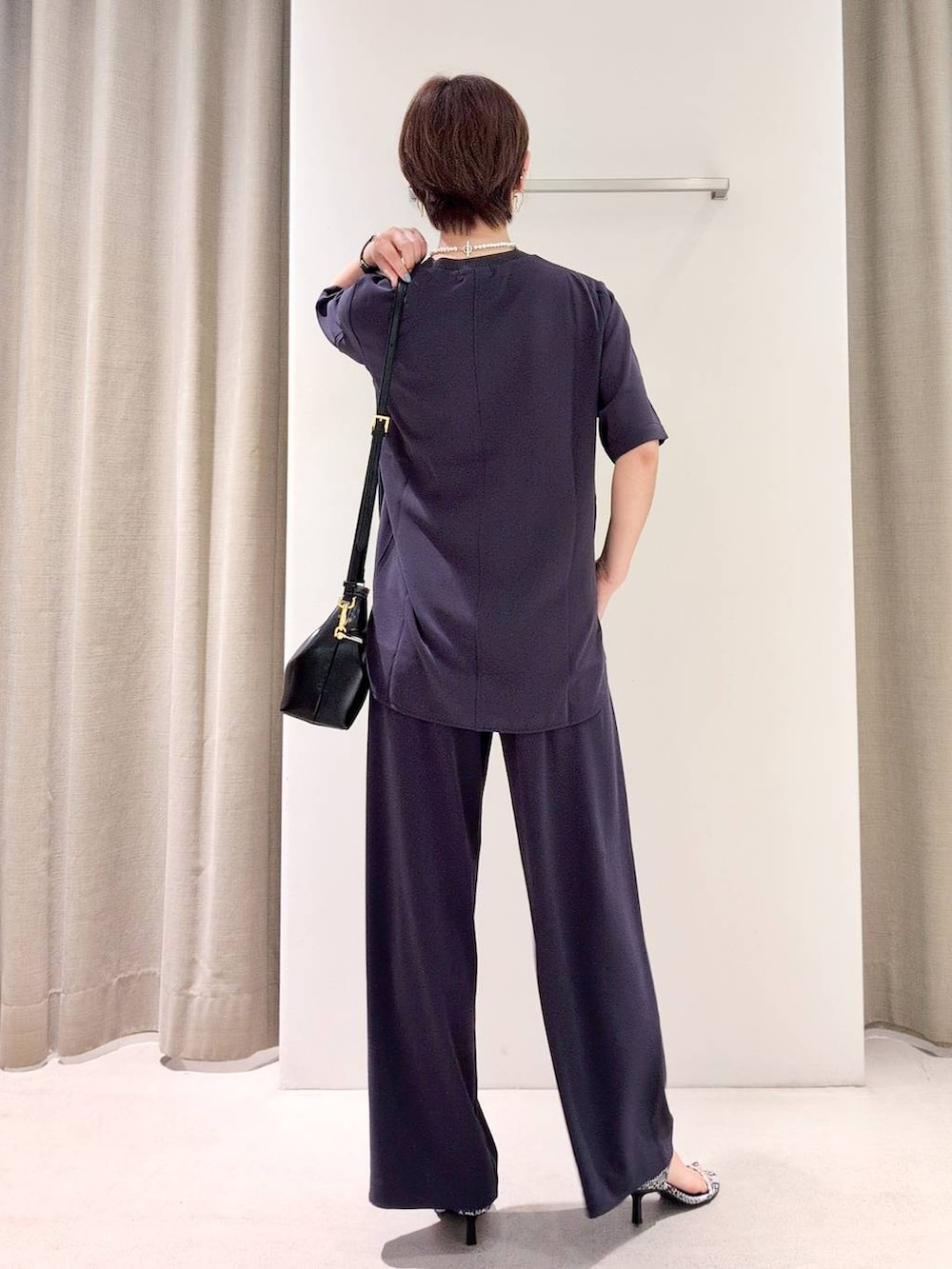 「体型カバー、着痩せ・細見え、ベーシック/シンプル、休日コーデ、ママコーデ、ウォッシャブル、ウエストゴム、きれいめカジュアル、ネックレス、サンダル、バッグ、シワ軽減、パンツ、セットアップ、おでかけ」｜「BARNYARDSTORMのBARNYARDSTORM / ダブルクロスハーフスリーブプルオーバー【WEB限定カラー】【『BABALOG』チャンネルご紹介アイテム】（Tシャツ/カットソー、グレー系）」を使った、yoshikuttya0213さん（レディース・164cm）の夏コーディネートの9枚目の写真