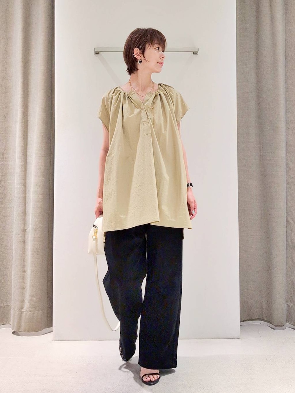 「シワ軽減、体型カバー、着痩せ・細見え、ベーシック/シンプル、休日コーデ、ママコーデ、ウォッシャブル、ウエストゴム、きれいめカジュアル、ブラウス、デニムパンツ、サンダル、ネックレス、バッグ、BARNYARDSTORM」｜「BARNYARDSTORMのBARNYARDSTORM / Wストラップミュール2（サンダル、ブラック系）」を使った、yoshikuttya0213さん（レディース・164cm）の夏コーディネートの3枚目の写真