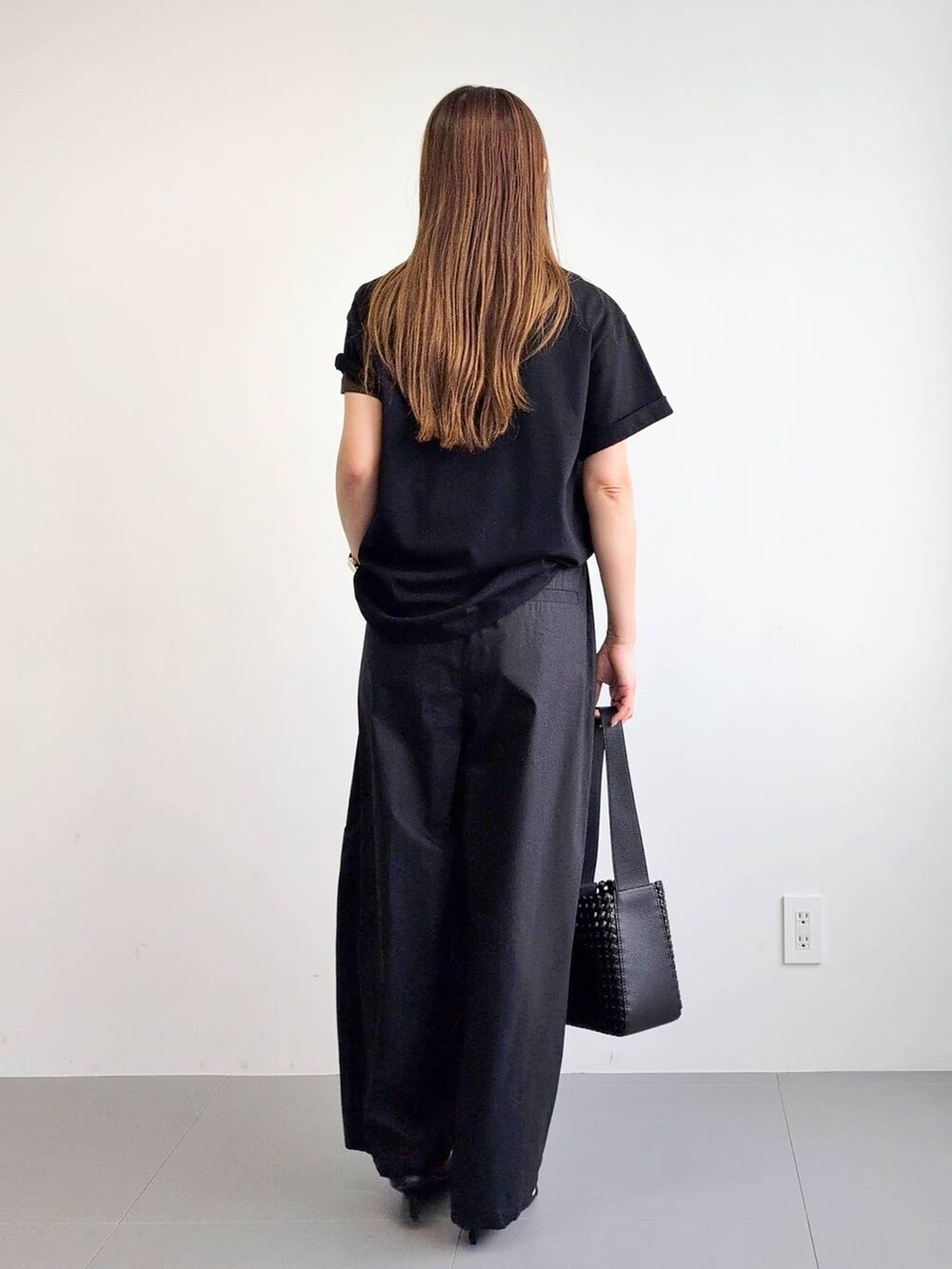 「体型カバー、着痩せ・細見え、ベーシック/シンプル、休日コーデ、ママコーデ、ウォッシャブル、ウエストゴム、めがね、Tシャツ、パンツ、サンダル、バッグ、夏コーデ、レイヤードスタイル、ネックレス」|「BARNYARDSTORMのBARNYARDSTORM / タタックイージーパンツ(その他パンツ、ブラック系)」を使った、yoshikuttya0213さん(レディース・164cm)の夏コーディネートの4枚目の写真