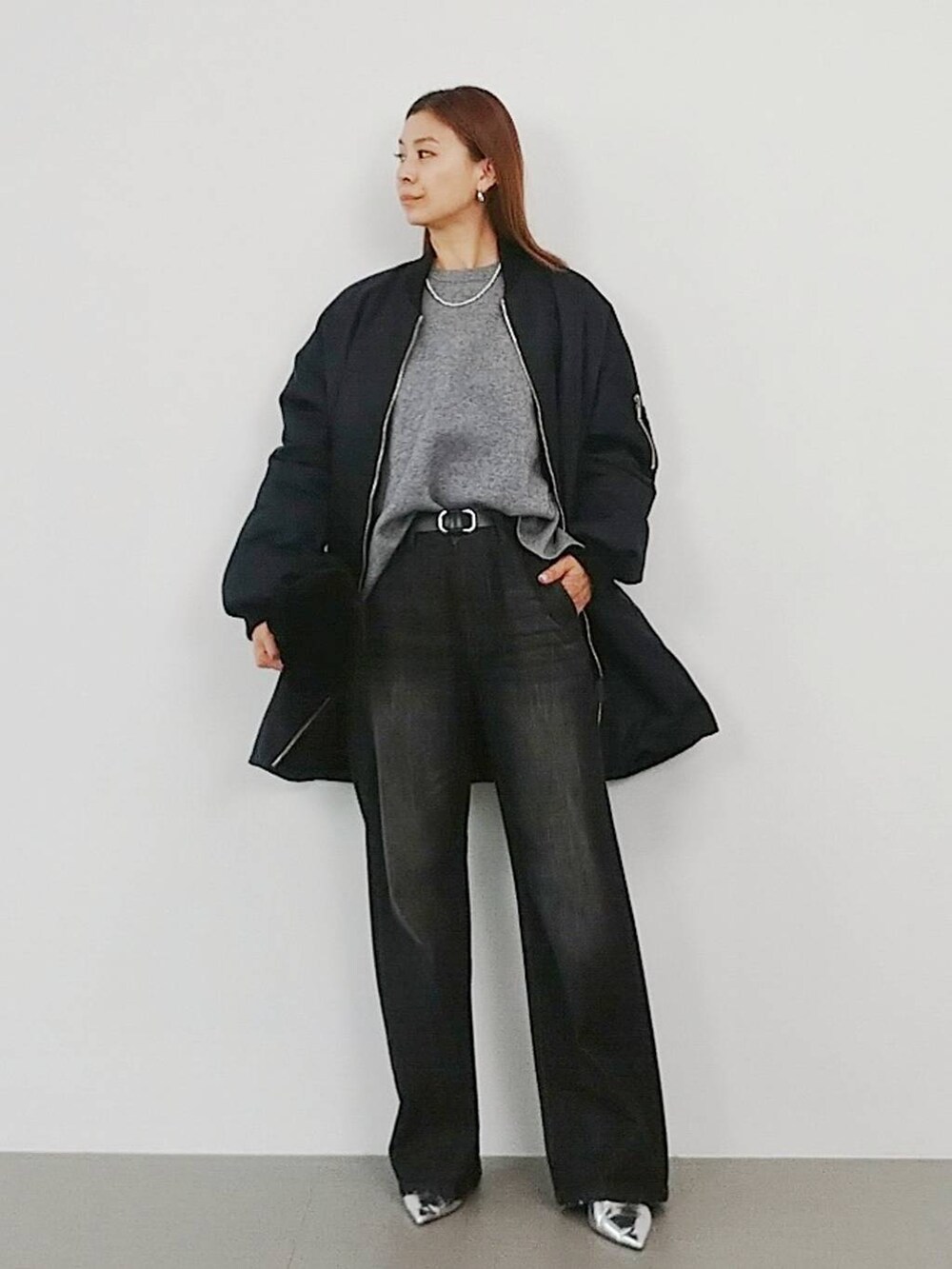 「デニムパンツ、体型カバー、着痩せ・細見え、ベーシック/シンプル、休日コーデ、ママコーデ、きれいめカジュアル、冬コーデ、アウター、コート、ニット、パンプス、ネックレス、ベルト、バッグ」|「BARNYARDSTORMのスライドバックルレザーベルト(ベルト、その他)」を使った、yoshikuttya0213さん(レディース・164cm)の秋コーディネートの2枚目の写真