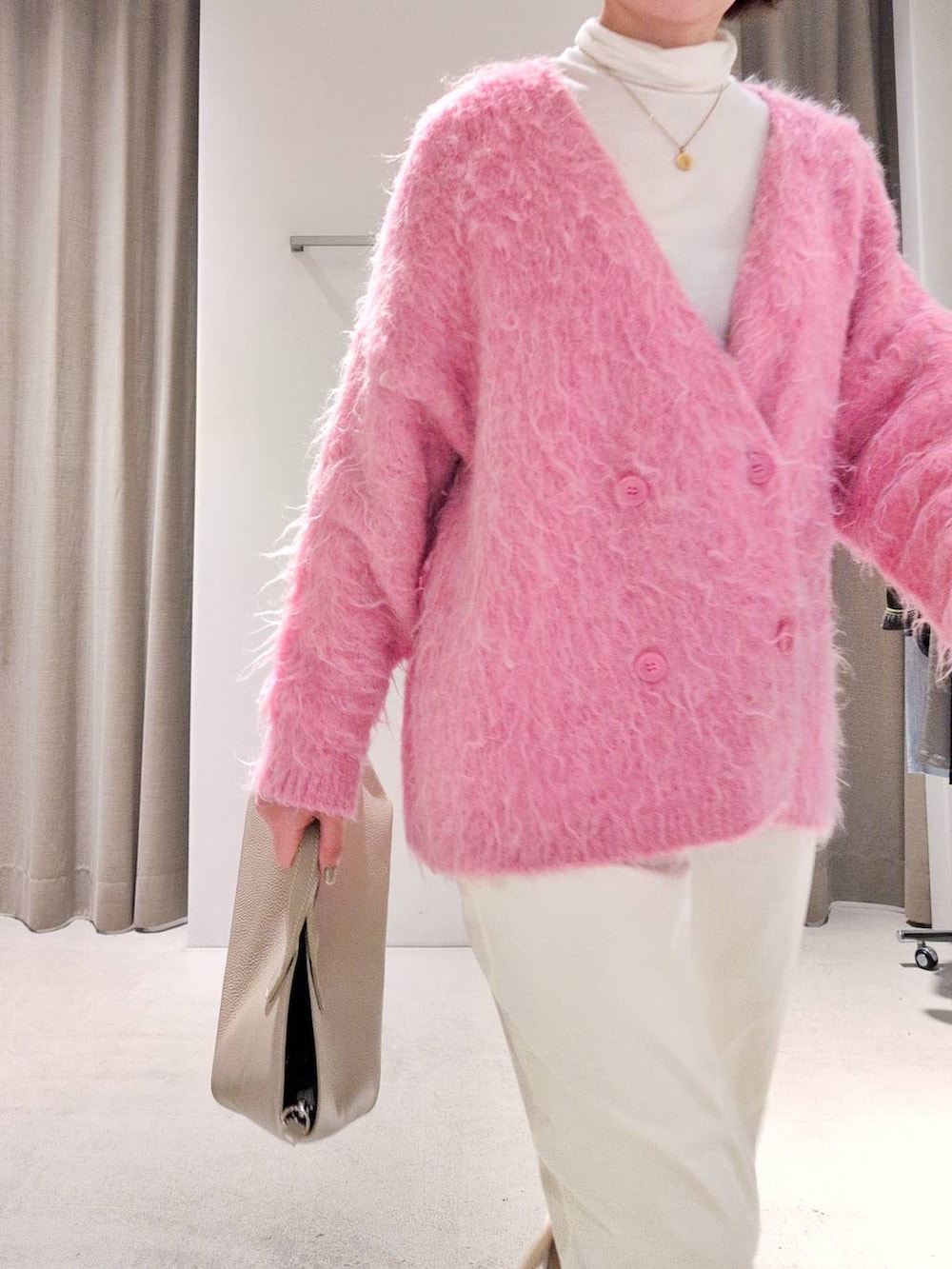 ホワイト系のTシャツ/カットソー、ベージュ系のピーコート、ホワイト系のスカートを着用したレディースの秋コーディネートの9枚目の写真