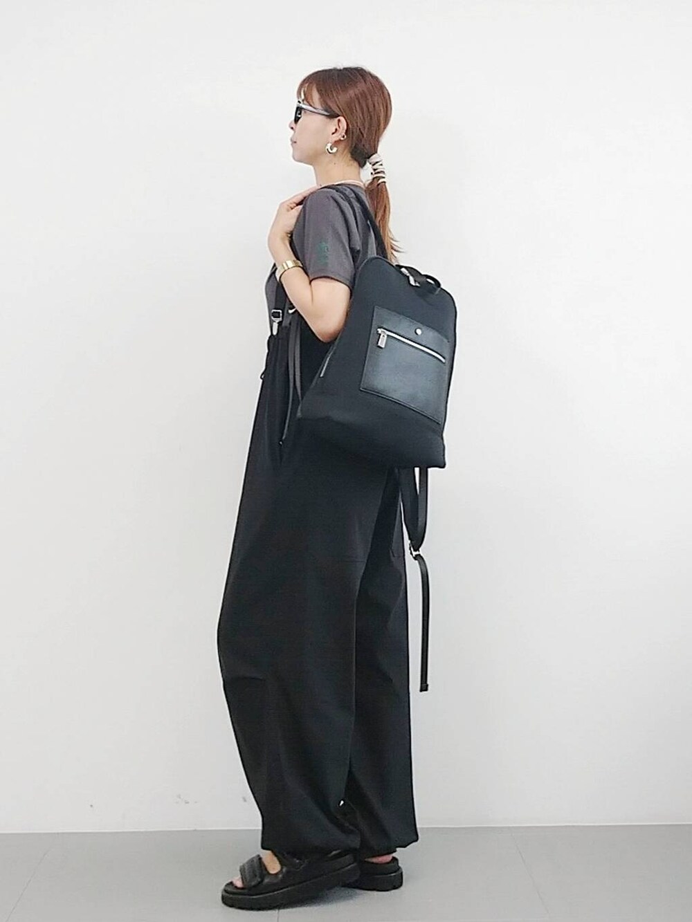 「ウエストゴム、サンダル、体型カバー、着痩せ・細見え、メガネ、Tシャツ、リュック・バッグ、ネックレス、カジュアル、BARNYARDSTORM、休日コーデ、ママコーデ、夏コーデ、ウォッシャブル、ゆったり」|「BARNYARDSTORMのBARNYARDSTORM / UVカットラウンドグラス(メガネ、ブラック系)」を使った、yoshikuttya0213さん(レディース・164cm)の夏コーディネートの5枚目の写真