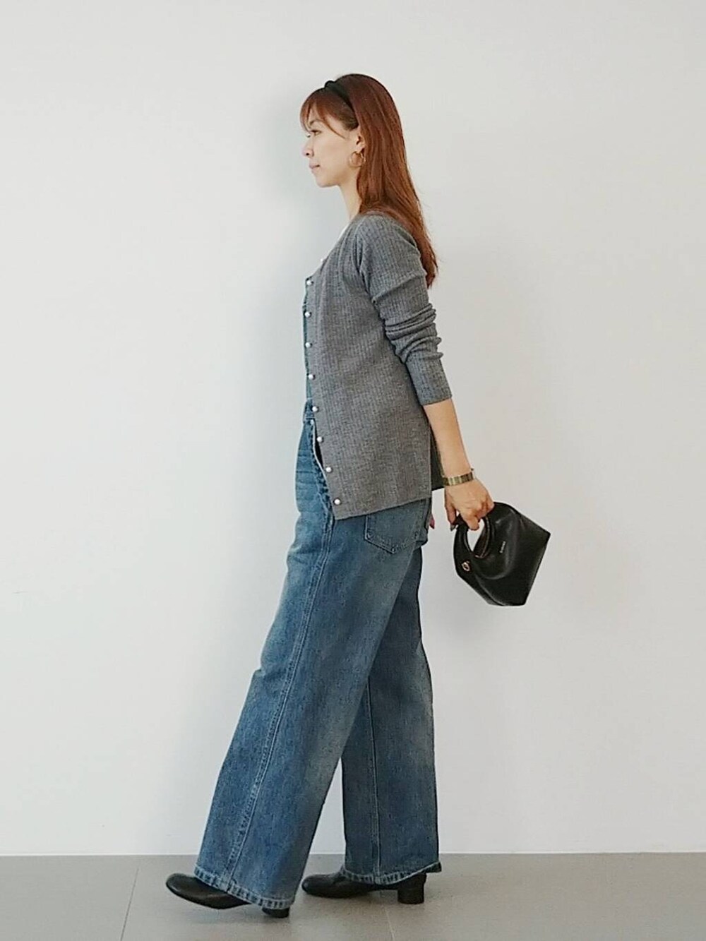「体型カバー、着痩せ・細見え、休日コーデ、ママコーデ、ベーシック/シンプル、カジュアル、ウォッシャブル、カーディガン、ヘアアクセサリー、ネックレス、タンクトップ、デニムパンツ、サロペット、バッグ、秋コーデ」｜「BARNYARDSTORMのBARNYARDSTORM / SINBONO / ショルダーBAG（ショルダーバッグ、ブラック系）」を使った、yoshikuttya0213さん（レディース・164cm）の夏コーディネートの6枚目の写真