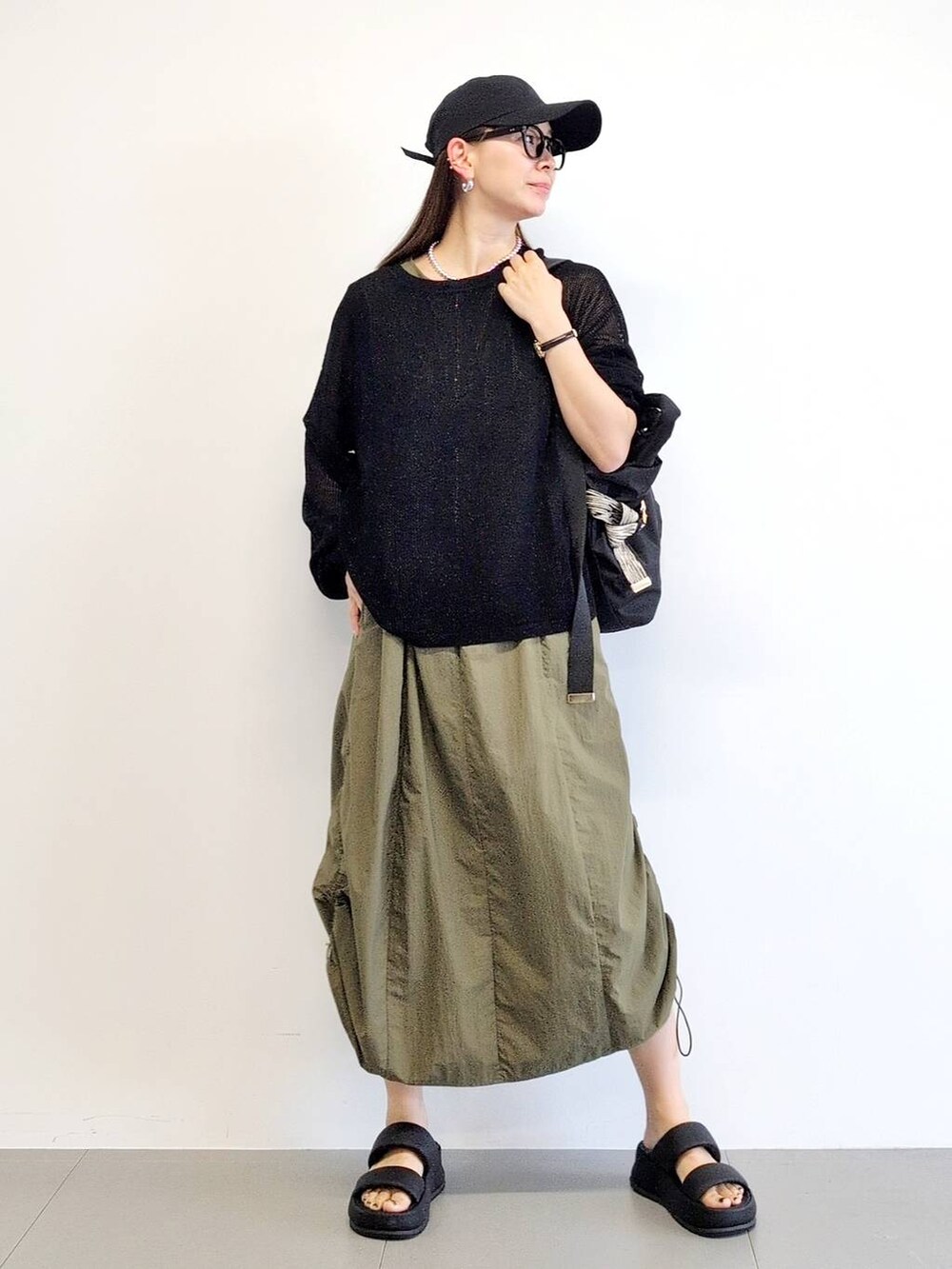 「体型カバー、着痩せ・細見え、ベーシック/シンプル、休日コーデ、ママコーデ、ウォッシャブル、キャップ、メガネ、ワンピース、ニット、サンダル、バッグ、ネックレス、撥水、女子ウケ」｜「BARNYARDSTORMのBARNYARDSTORM / UVカットラウンドグラス（メガネ、ブラック系）」を使った、yoshikuttya0213さん（レディース・164cm）の春コーディネートの3枚目の写真
