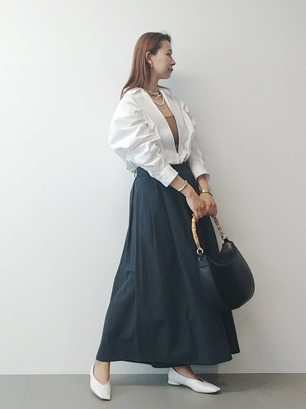 ホワイト系のパンプス、グレー系のその他パンツ、ホワイト系のシャツ/ブラウスを着用したレディースの冬コーディネートの2枚目の写真