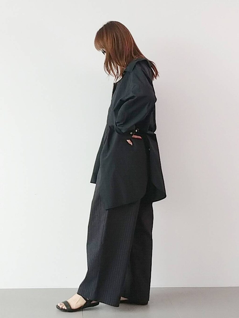 「サンダル、シャツ、バッグ、夏コーデ、モノトーン、ゆったり、体型カバー、着痩せ・細見え、休日コーデ、ママコーデ、ベーシック/シンプル、カジュアル、BARNYARDSTORM、メガネ、ネックレス」|「PLAKTONのBARNYARDSTORM / PLAKTON(プラクトン) / バックストラップサンダル(サンダル、ブラック系)」を使った、yoshikuttya0213さん(レディース・164cm)の夏コーディネートの4枚目の写真