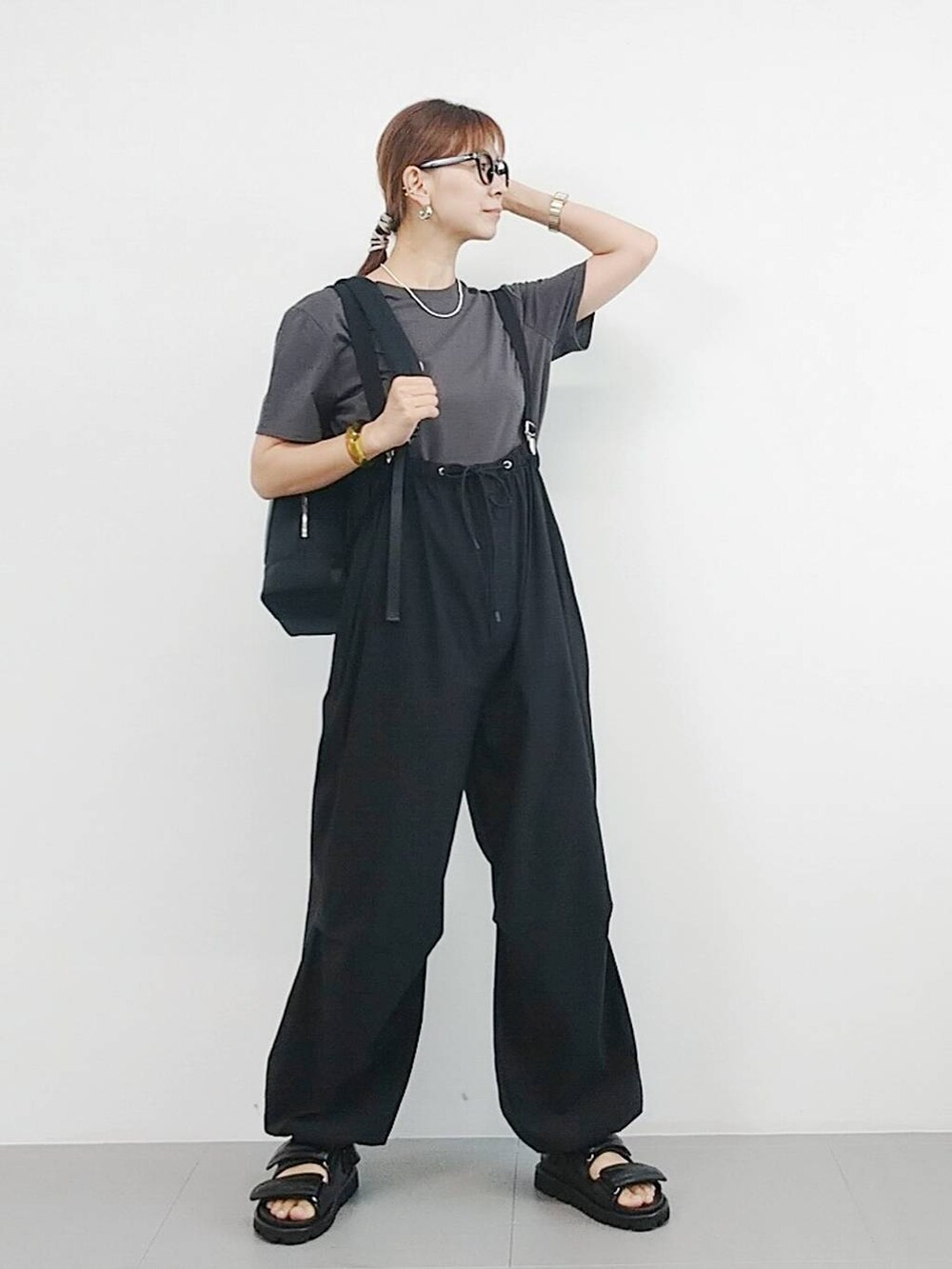 「ウエストゴム、サンダル、体型カバー、着痩せ・細見え、メガネ、Tシャツ、リュック・バッグ、ネックレス、カジュアル、BARNYARDSTORM、休日コーデ、ママコーデ、夏コーデ、ウォッシャブル、ゆったり」|「BARNYARDSTORMのBARNYARDSTORM / UVカットラウンドグラス(メガネ、ブラック系)」を使った、yoshikuttya0213さん(レディース・164cm)の夏コーディネートの2枚目の写真