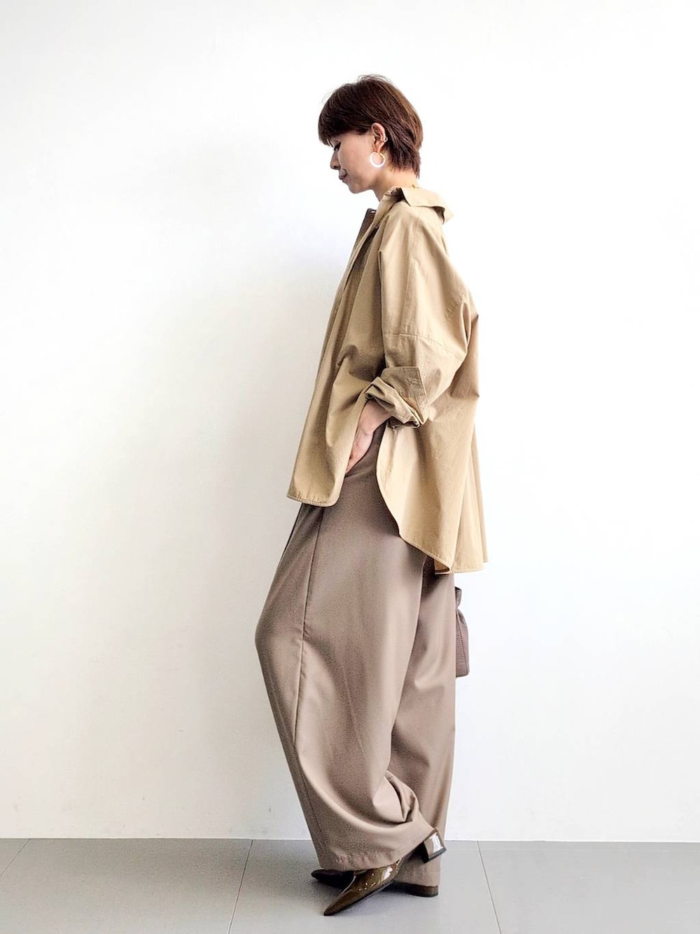 「パンプス、体型カバー、着痩せ・細見え、ベーシック/シンプル、休日コーデ、ママコーデ、ウォッシャブル、BARNYARDSTORM、ウエストゴム、きれいめカジュアル、ネックレス、シャツ、パンツ、バッグ、大人カジュアル」|「AULENTTIのBARNYARDSTORM / AULENTTI(オウレンティ) / ベルト付きレザーBAG(ショルダーバッグ、ブラウン系)」を使った、yoshikuttya0213さん(レディース・164cm)の夏コーディネートの5枚目の写真