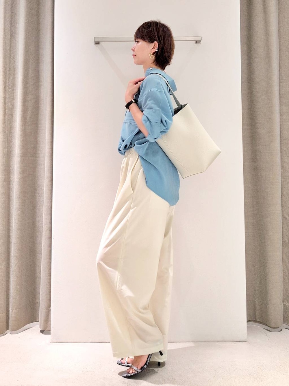 「バッグ、ゆったり、体型カバー、着痩せ・細見え、ベーシック/シンプル、休日コーデ、ママコーデ、ウォッシャブル、ウエストゴム、きれいめカジュアル、ブラウス、ネックレス、サンダル、パンツ、撥水」|「BARNYARDSTORMのBARNYARDSTORM / 【Oggi.jp掲載】エディター三尋木奈保さんセレクト / 3WAYロングパールネックレス(ネックレス、その他)」を使った、yoshikuttya0213さん(レディース・164cm)の夏コーディネートの5枚目の写真