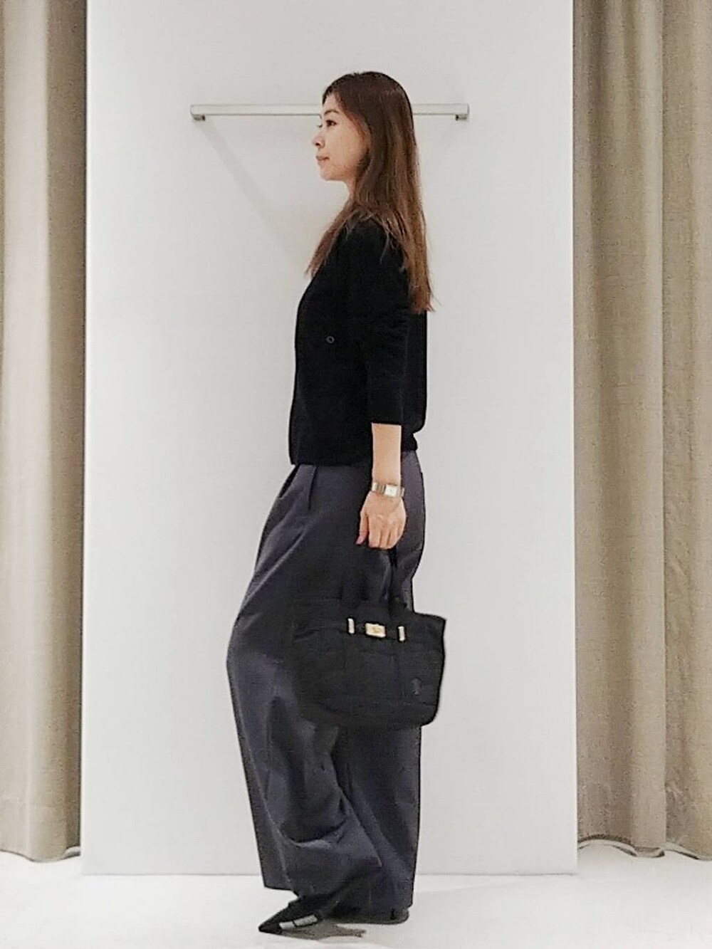 「体型カバー、着痩せ・細見え、休日コーデ、ママコーデ、ベーシック/シンプル、ウォッシャブル、ウエストゴム、カーディガン、ニット、ネックレス、パンプス、ワイドパンツ、トートバッグ、ドットエスティ秋コーデ、きれいめカジュアル」|「BARNYARDSTORMのBARNYARDSTORM / ワイドスラックス<セットアップ対応>マシンウォッシャブル(スラックス、グレー系)」を使った、yoshikuttya0213さん(レディース・164cm)の秋コーディネートの4枚目の写真