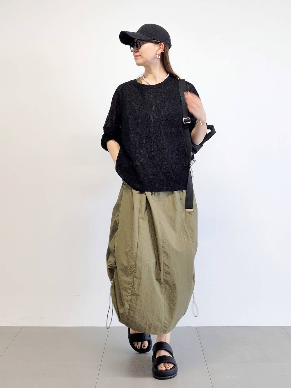 「体型カバー、着痩せ・細見え、ベーシック/シンプル、休日コーデ、ママコーデ、ウォッシャブル、キャップ、メガネ、ワンピース、ニット、サンダル、バッグ、ネックレス、撥水、女子ウケ」｜「BARNYARDSTORMのBARNYARDSTORM / UVカットラウンドグラス（メガネ、ブラック系）」を使った、yoshikuttya0213さん（レディース・164cm）の春コーディネートの2枚目の写真