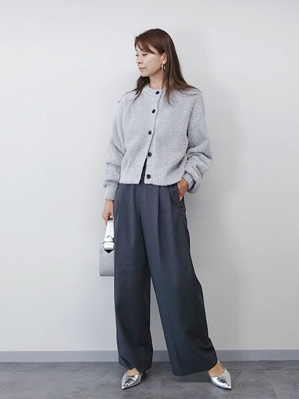 「体型カバー、着痩せ・細見え、休日コーデ、ママコーデ、ベーシック/シンプル、BARNYARDSTORM、カーディガン、ワイドパンツ、パンプス、バッグ、女子ウケ、高見え、ドットエスティ秋コーデ、きれいめ、おでかけ」|「BARNYARDSTORMのBARNYARDSTORM /【CONTIGO】レザーショルダー(ハンドバッグ、シルバー系)」を使った、yoshikuttya0213さん(レディース・164cm)の秋コーディネートの2枚目の写真