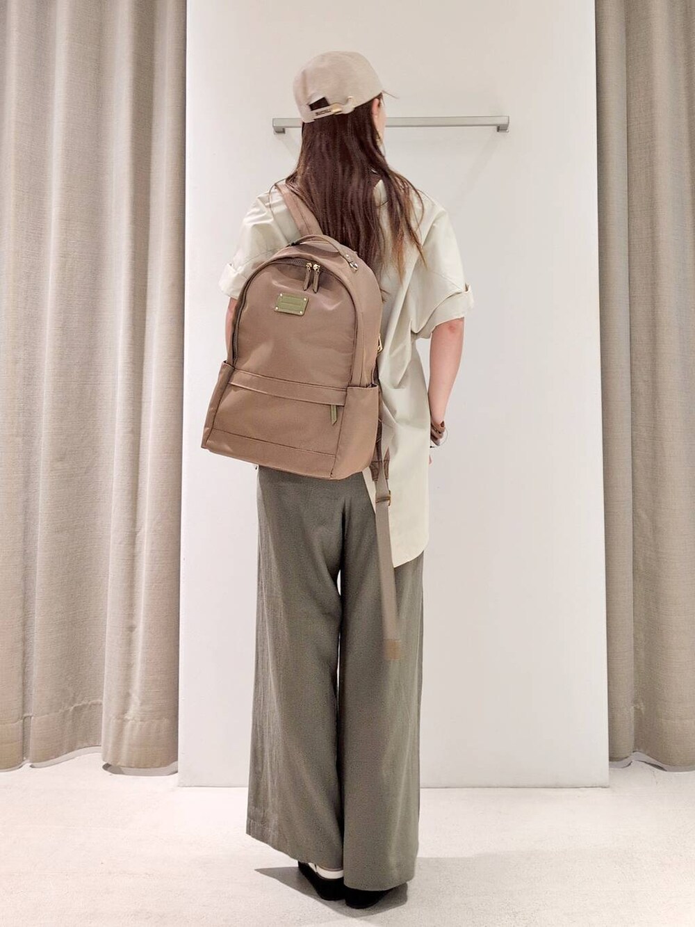 「体型カバー、着痩せ・細見え、ベーシック/シンプル、休日コーデ、ママコーデ、ウォッシャブル、ウエストゴム、カジュアル、キャップ、シャツ、パンツ、リュック・バッグ、サンダル、and STセール、and ST SALE」|「BARNYARDSTORMのBARNYARDSTORM / BAILA11月掲載◆キレイめ11ポケリュック2【撥水】(バックパック/リュック、イエロー系)」を使った、yoshikuttya0213さん(レディース・164cm)の夏コーディネートの7枚目の写真