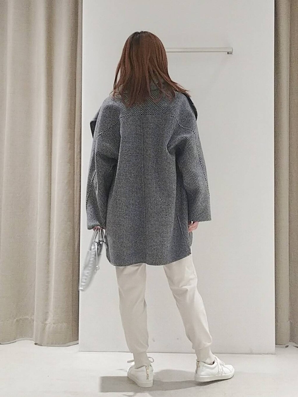 「コート、体型カバー、カジュアル、休日コーデ、ママコーデ、冬コーデ、女子会、ベーシック/シンプル、軽量、ウォッシャブル、ショルダーバッグ、BARNYARDSTORM、ニット、ウエストゴム、スニーカー」|「MazellのMazell / バックZIPスニーカー3(スニーカー、ホワイト系)」を使った、yoshikuttya0213さん(レディース・164cm)の冬コーディネートの3枚目の写真