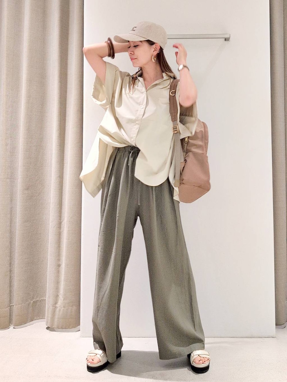 「体型カバー、着痩せ・細見え、ベーシック/シンプル、休日コーデ、ママコーデ、ウォッシャブル、ウエストゴム、カジュアル、キャップ、シャツ、パンツ、リュック・バッグ、サンダル、and STセール、and ST SALE」|「BARNYARDSTORMのBARNYARDSTORM / BAILA11月掲載◆キレイめ11ポケリュック2【撥水】(バックパック/リュック、イエロー系)」を使った、yoshikuttya0213さん(レディース・164cm)の夏コーディネートの3枚目の写真