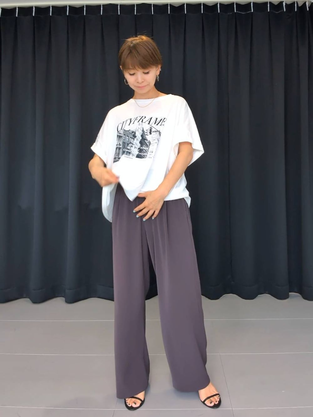 「Tシャツ、パンツ、サンダル、大人カジュアル、体型カバー、着痩せ・細見え、ベーシック/シンプル、休日コーデ、ママコーデ、ウォッシャブル、BARNYARDSTORM、ウエストゴム、ChooseYourFavT_BARNYARDSTORM、チューズユアファボT_バンヤードストーム、推しT_BARNYARDSTORM」｜「BARNYARDSTORMのBARNYARDSTORM /  【00・2サイズ登場】ダブルクロスワイドパンツ【WEB限定カラー】 【『BABALOG』チャンネルご紹介アイテム】（スラックス、ブラウン系）」を使った、yoshikuttya0213さん（レディース・164cm）の夏コーディネートの2枚目の写真