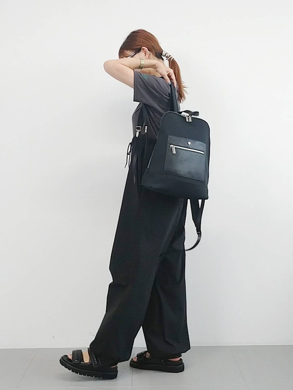 「ウエストゴム、サンダル、体型カバー、着痩せ・細見え、メガネ、Tシャツ、リュック・バッグ、ネックレス、カジュアル、BARNYARDSTORM、休日コーデ、ママコーデ、夏コーデ、ウォッシャブル、ゆったり」|「BARNYARDSTORMのBARNYARDSTORM / UVカットラウンドグラス(メガネ、ブラック系)」を使った、yoshikuttya0213さん(レディース・164cm)の夏コーディネートの4枚目の写真