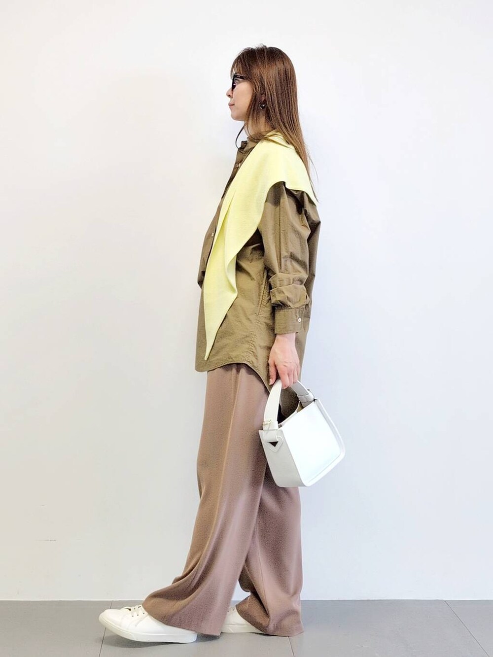 「体型カバー、着痩せ・細見え、ベーシック/シンプル、休日コーデ、ママコーデ、ウォッシャブル、ウエストゴム、きれいめカジュアル、メガネ、ネックレス、スニーカー、ストール、ワイドパンツ、シャツ、バッグ」｜「BARNYARDSTORMのBARNYARDSTORM /【CONTIGO】レザーショルダー（ハンドバッグ、ホワイト系）」を使った、yoshikuttya0213さん（レディース・164cm）の春コーディネートの4枚目の写真