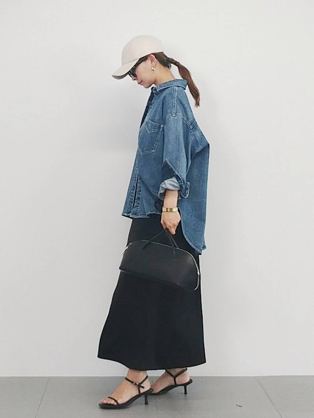「着痩せ・細見え、休日コーデ、ママコーデ、体型カバー、夏コーデ、ベーシック/シンプル、カジュアル、ウォッシャブル、BARNYARDSTORM、キャップ、メガネ、ワンピース、デニムジャケット、サンダル、バッグ」｜「BARNYARDSTORMのBARNYARDSTORM / UVカットラウンドグラス（メガネ、ブラック系）」を使った、yoshikuttya0213さん（レディース・164cm）の夏コーディネートの4枚目の写真