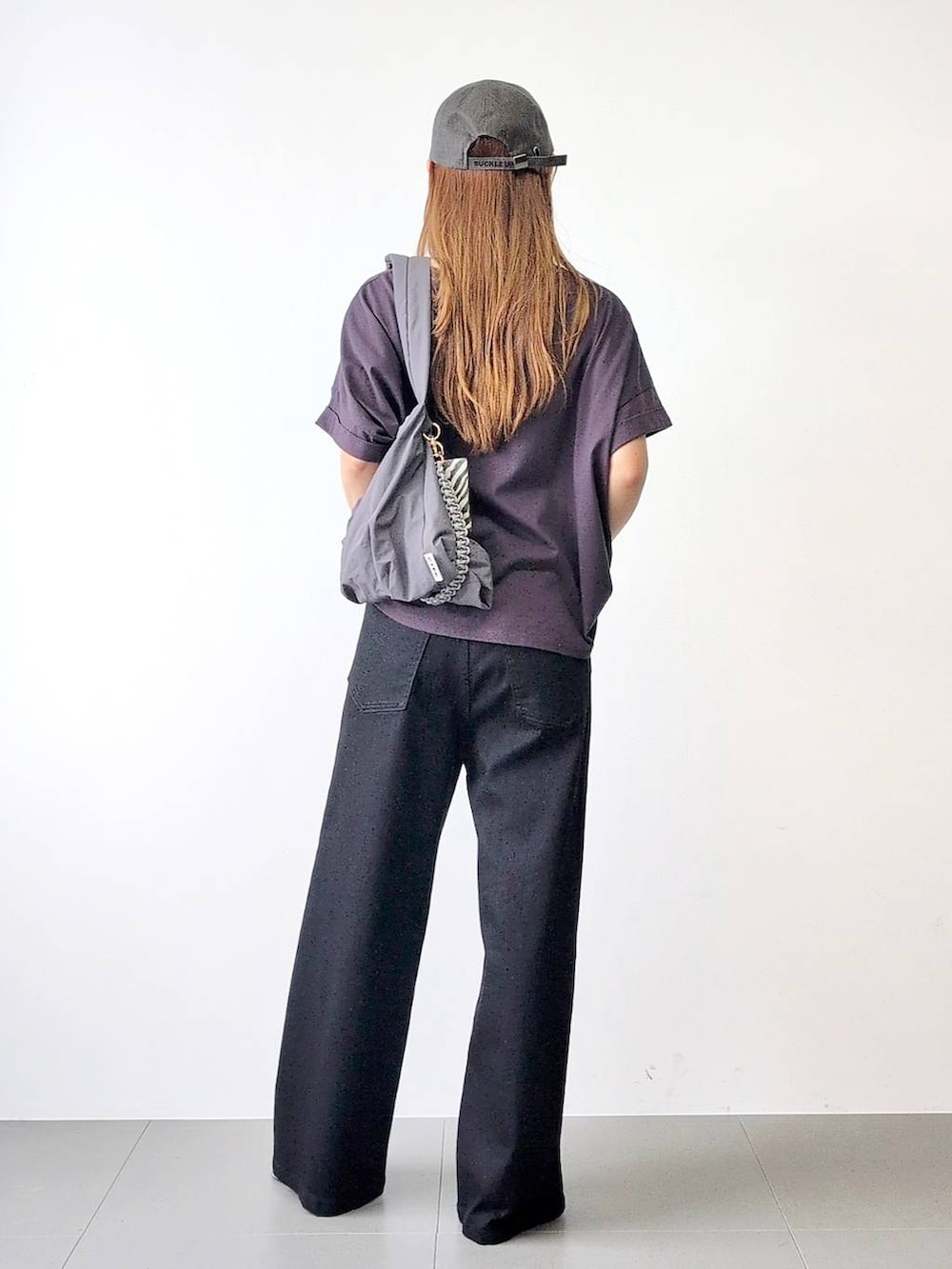 「ベーシック/シンプル、休日コーデ、ママコーデ、ウォッシャブル、BARNYARDSTORM、ウエストゴム、キャップ、Tシャツ、デニムパンツ、サンダル、バッグ、夏コーデ、カジュアル、ChooseYourFavT_BARNYARDSTORM、チューズユアファボT_バンヤードストーム」|「BARNYARDSTORMのBARNYARDSTORM / Wストラップミュール2(サンダル、その他)」を使った、yoshikuttya0213さん(レディース・164cm)の夏コーディネートの4枚目の写真