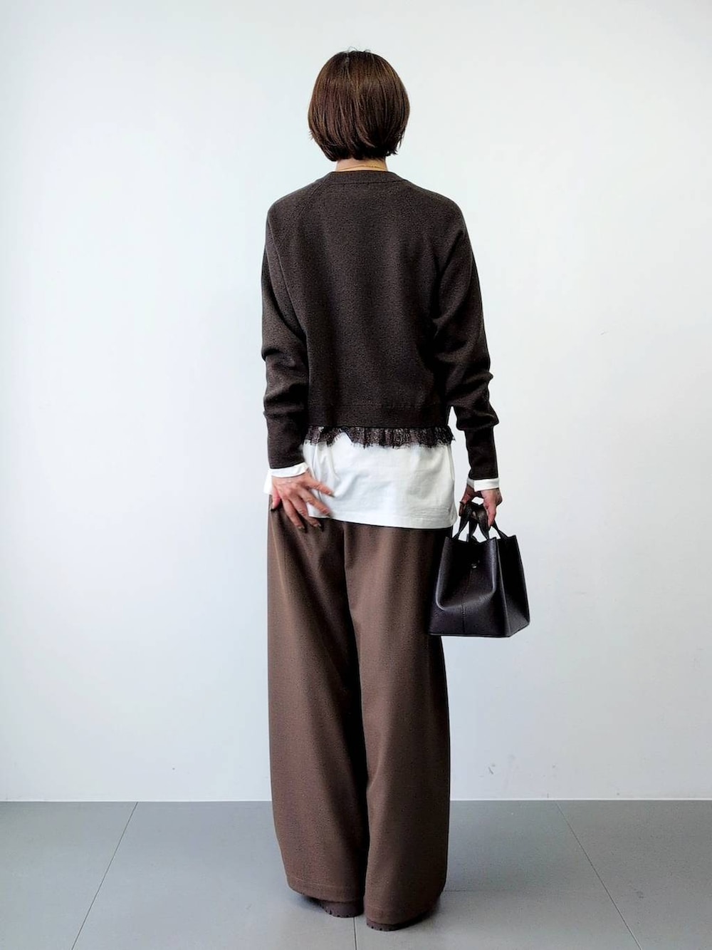 ブラウン系のブーツ、ブラウン系のショルダーバッグ、ブラウン系のその他パンツを着用したレディースの秋コーディネートの9枚目の写真