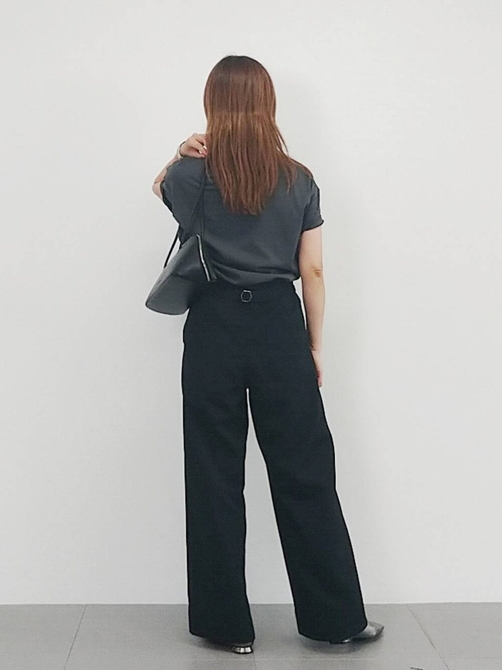 「カジュアル、ウォッシャブル、体型カバー、着痩せ・細見え、休日コーデ、ママコーデ、メガネ、サロペット、Tシャツ、ネックレス、パンプス、夏コーデ、ベーシック/シンプル、BARNYARDSTORM、シワ軽減」|「BARNYARDSTORMのBARNYARDSTORM / フォトプリントT【新色追加】(Tシャツ/カットソー、グレー系)」を使った、yoshikuttya0213さん(レディース・164cm)の夏コーディネートの3枚目の写真