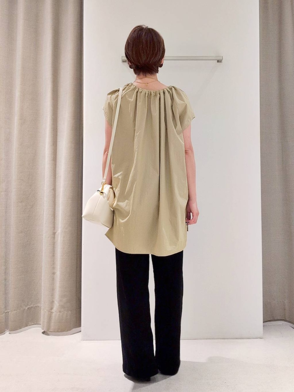 「シワ軽減、体型カバー、着痩せ・細見え、ベーシック/シンプル、休日コーデ、ママコーデ、ウォッシャブル、ウエストゴム、きれいめカジュアル、ブラウス、デニムパンツ、サンダル、ネックレス、バッグ、BARNYARDSTORM」｜「BARNYARDSTORMのBARNYARDSTORM / Wストラップミュール2（サンダル、ブラック系）」を使った、yoshikuttya0213さん（レディース・164cm）の夏コーディネートの7枚目の写真